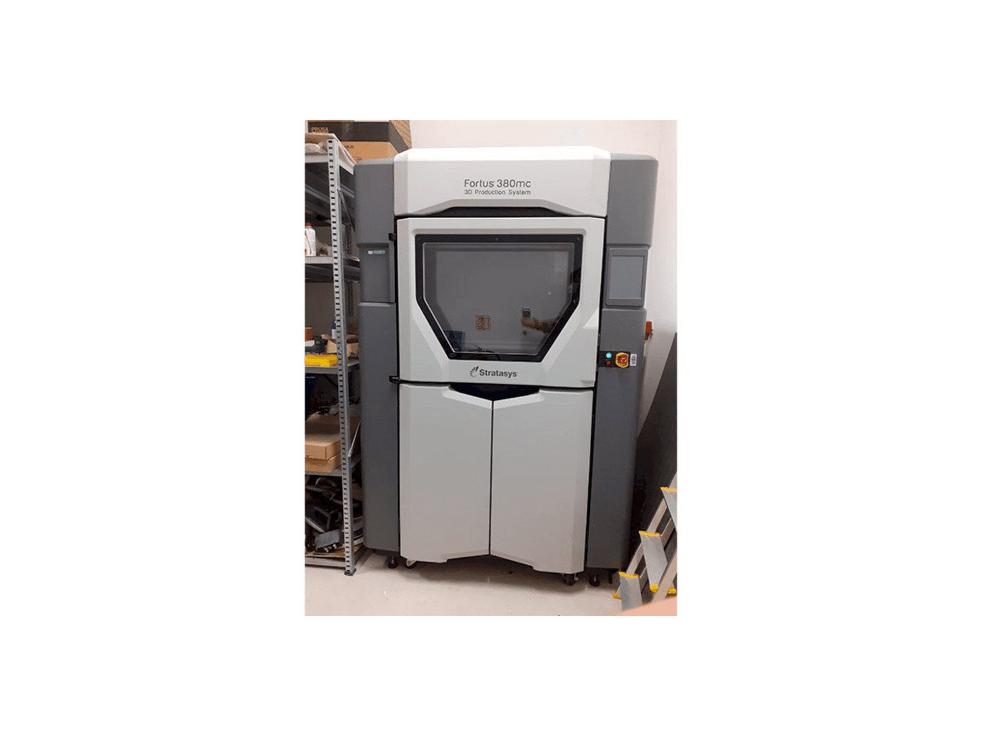 Koneen Stratasys Fortus 380MC etunäkymä