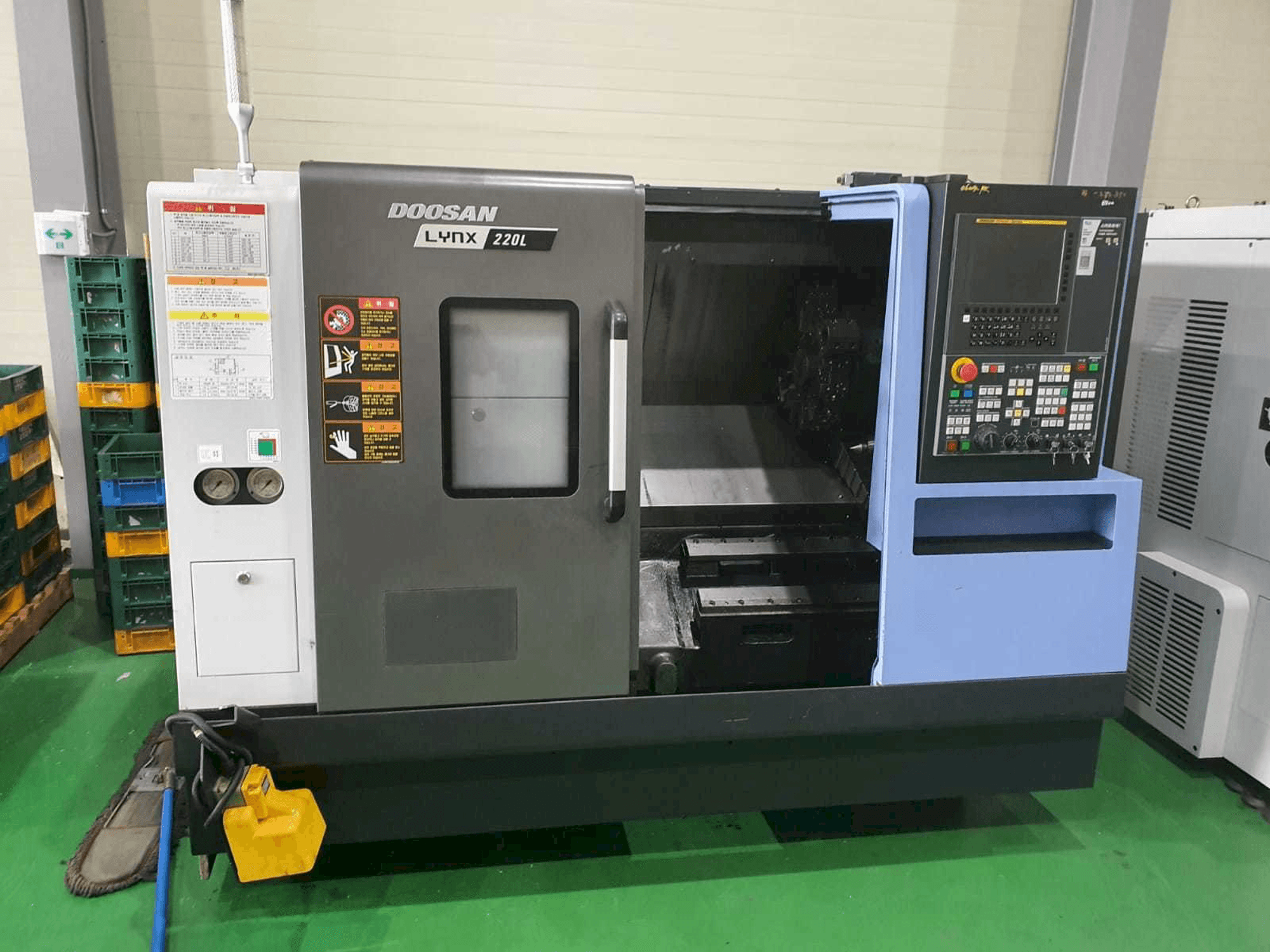 Koneen Doosan LYNX 220 LC etunäkymä