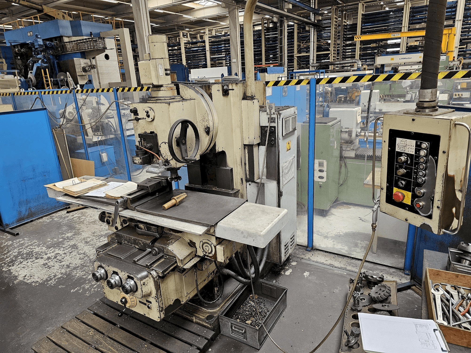 Koneen VEB FSS 400/E etunäkymä