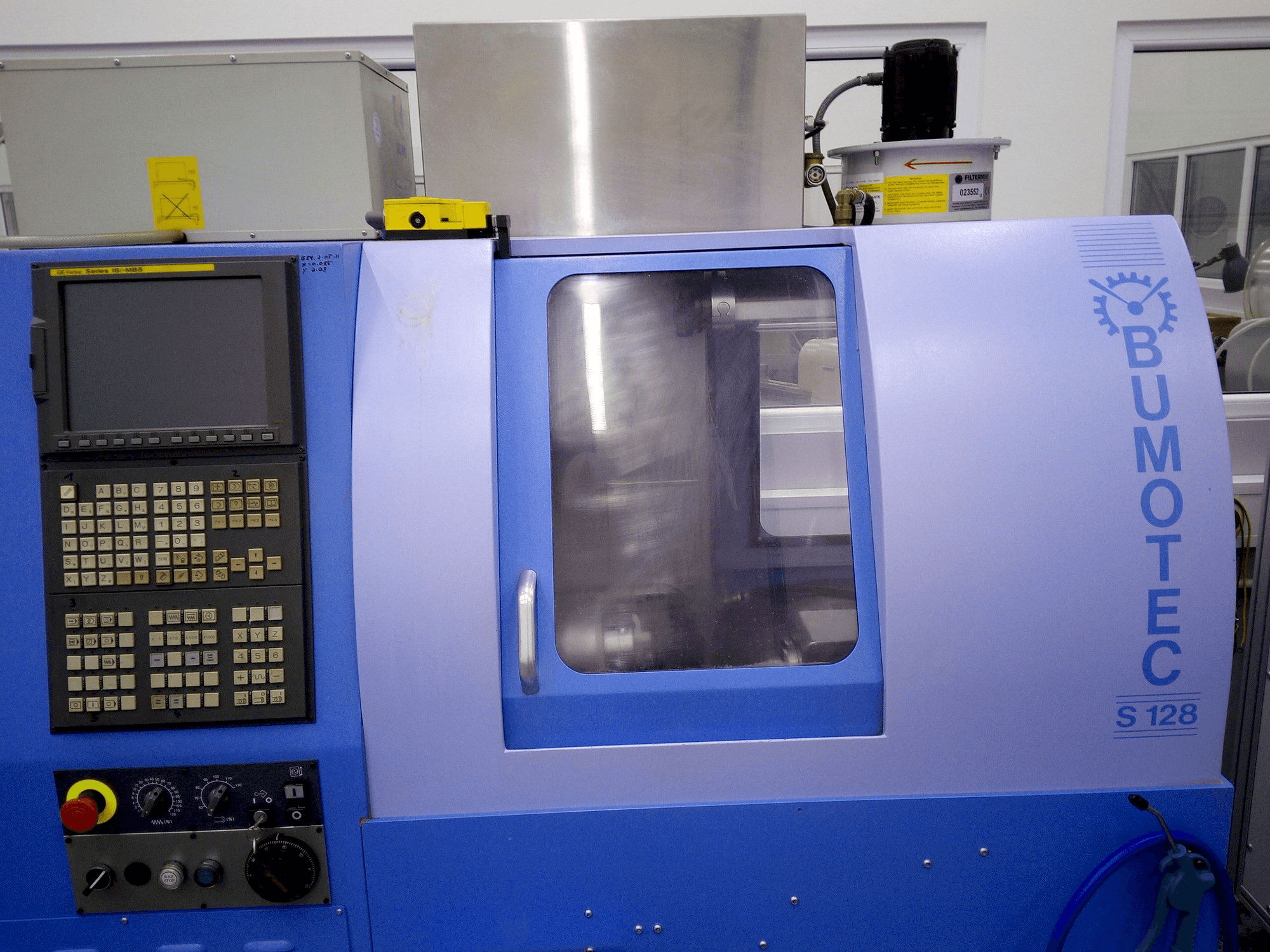 Koneen Bumotec S 128 etunäkymä