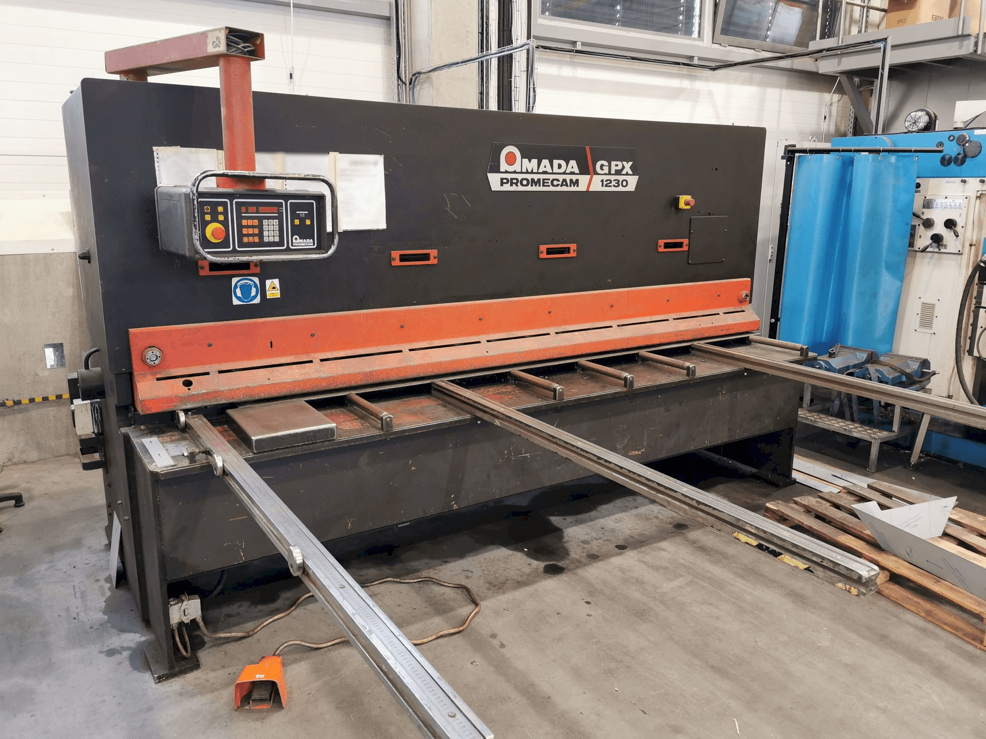 Koneen AMADA GPX 1230 etunäkymä