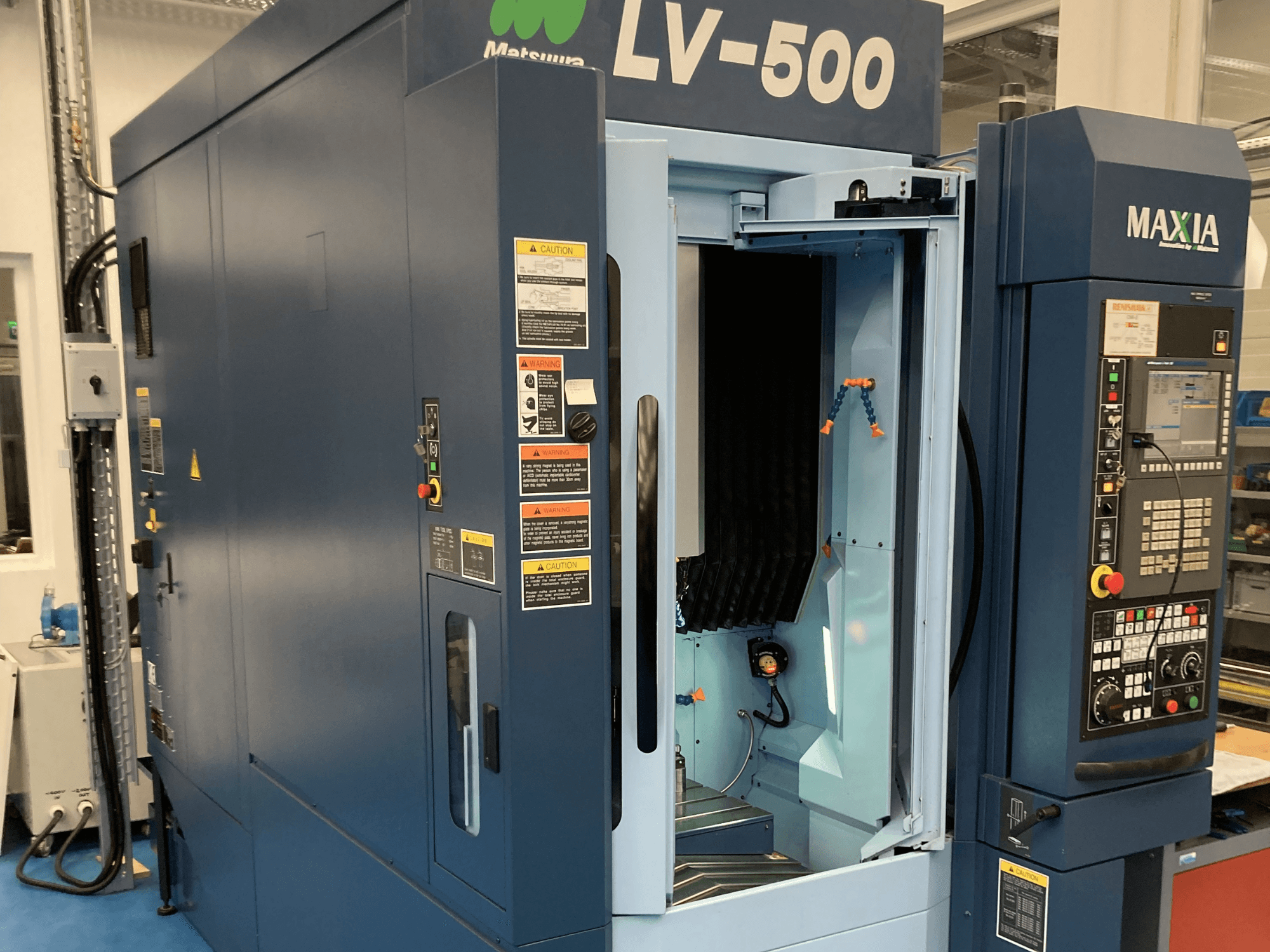 Matsuura LV-500 -pystytyöstökeskus etukuvassa, jossa on avoin ovi ja painikkeilla varustettu ohjauspaneeli.