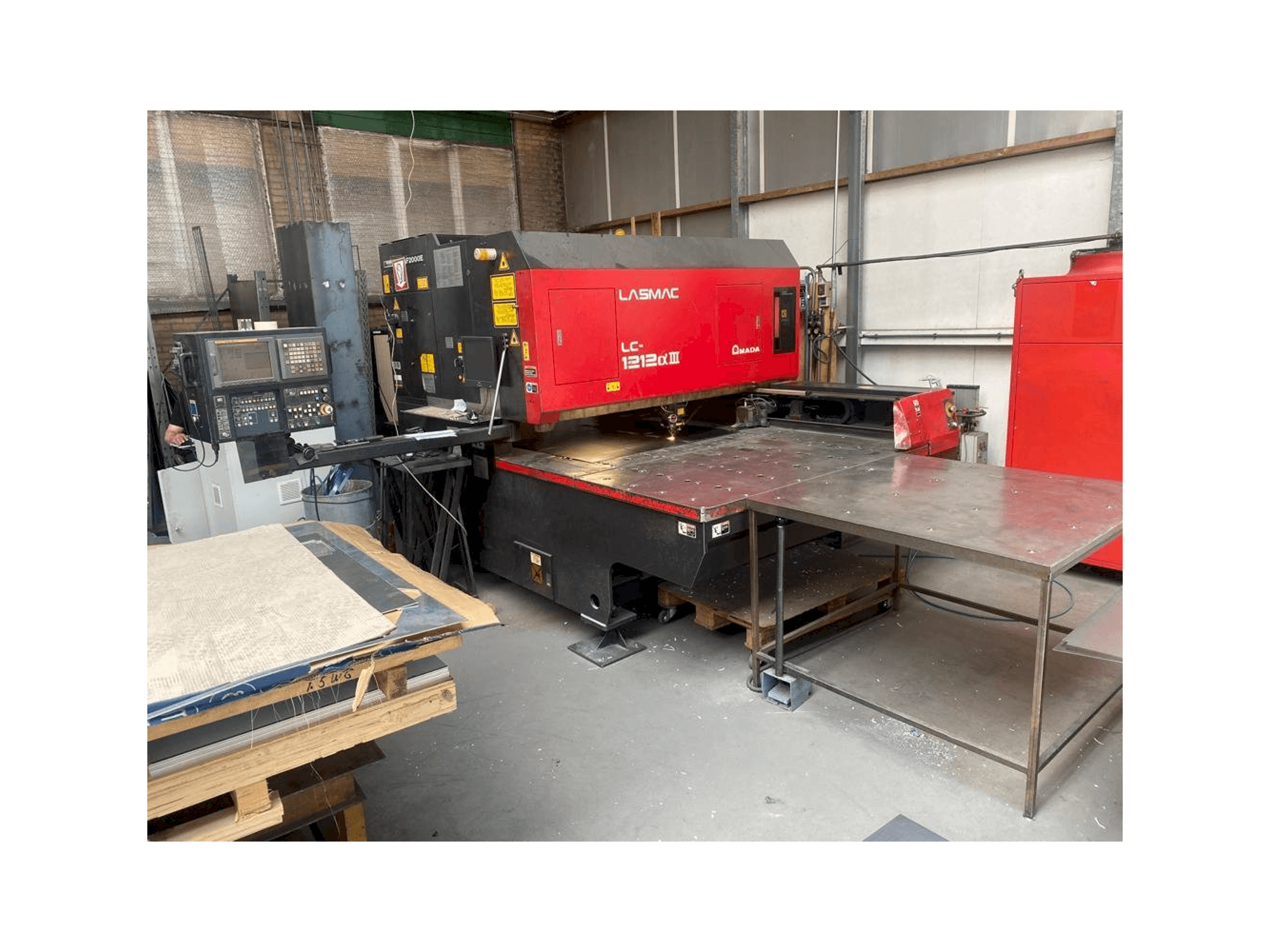 Koneen AMADA LC 1212 A3 etunäkymä