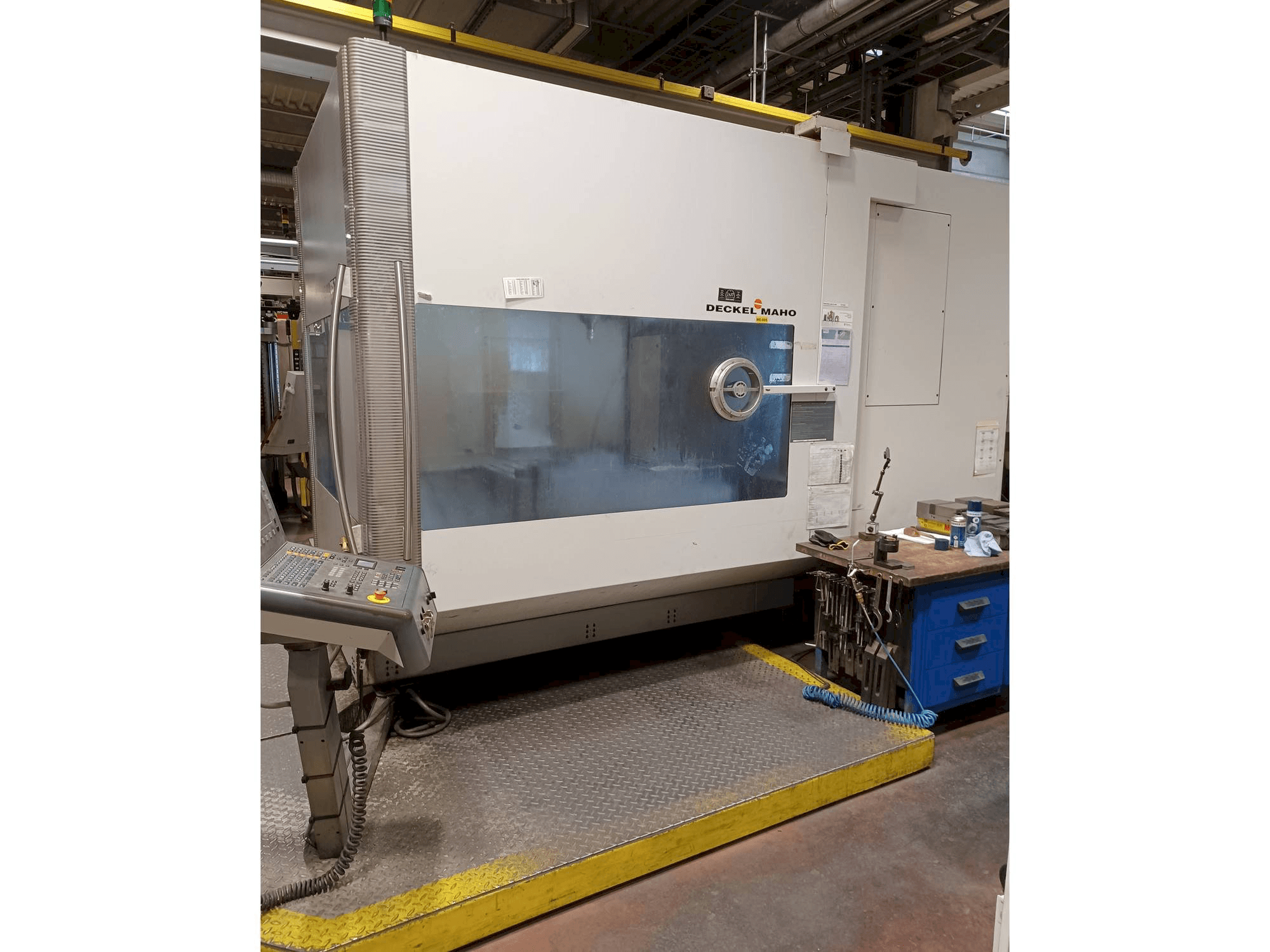 Koneen DECKEL MAHO DMU 125 T hi-dyn etunäkymä