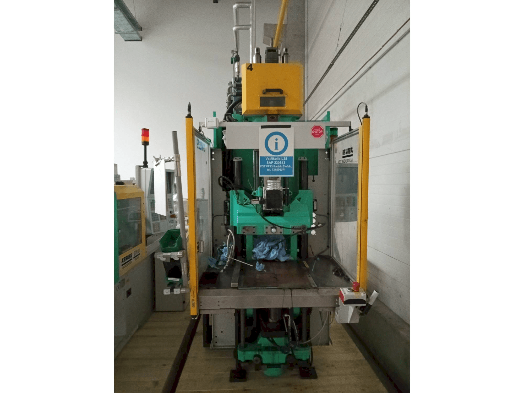 Koneen Arburg Allrounder 275V 250-70 etunäkymä