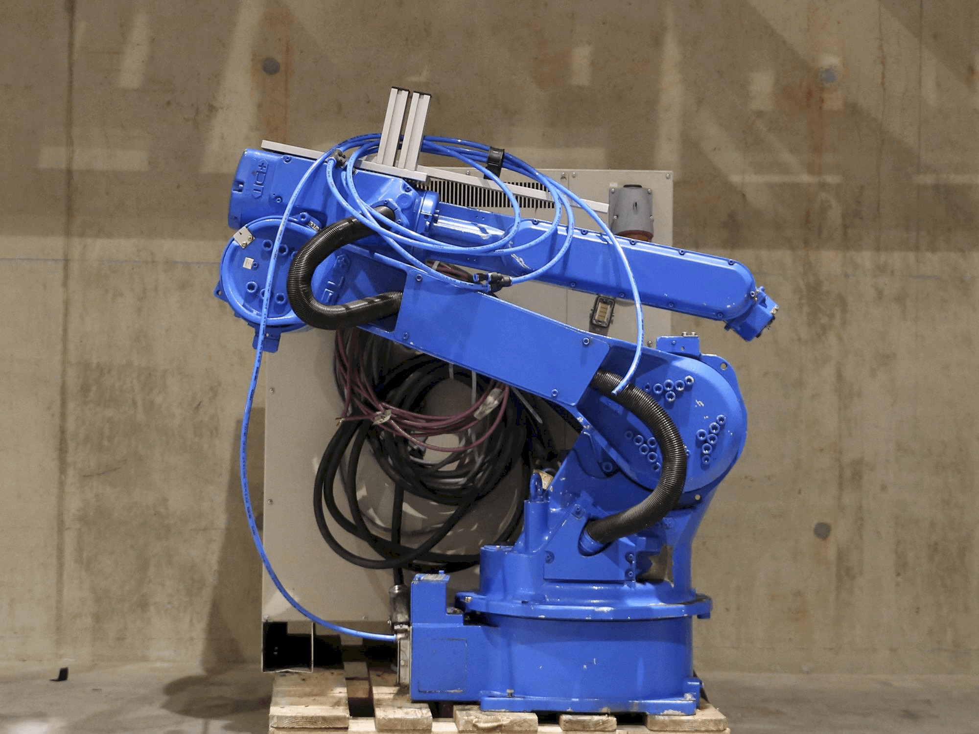 Koneen Yaskawa Motoman HP20D etunäkymä