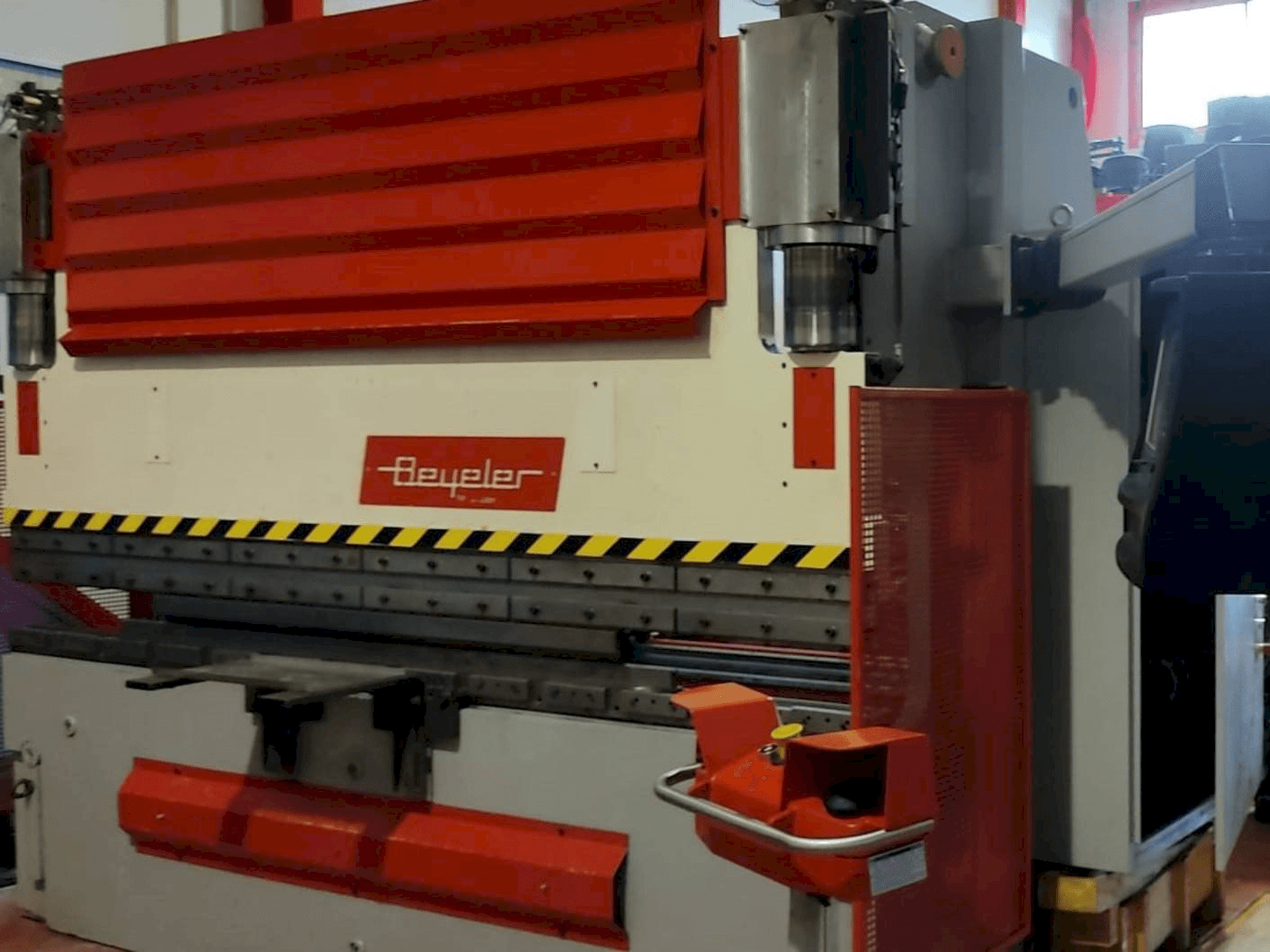 Koneen BEYELER PR6 1500 x 3100 etunäkymä