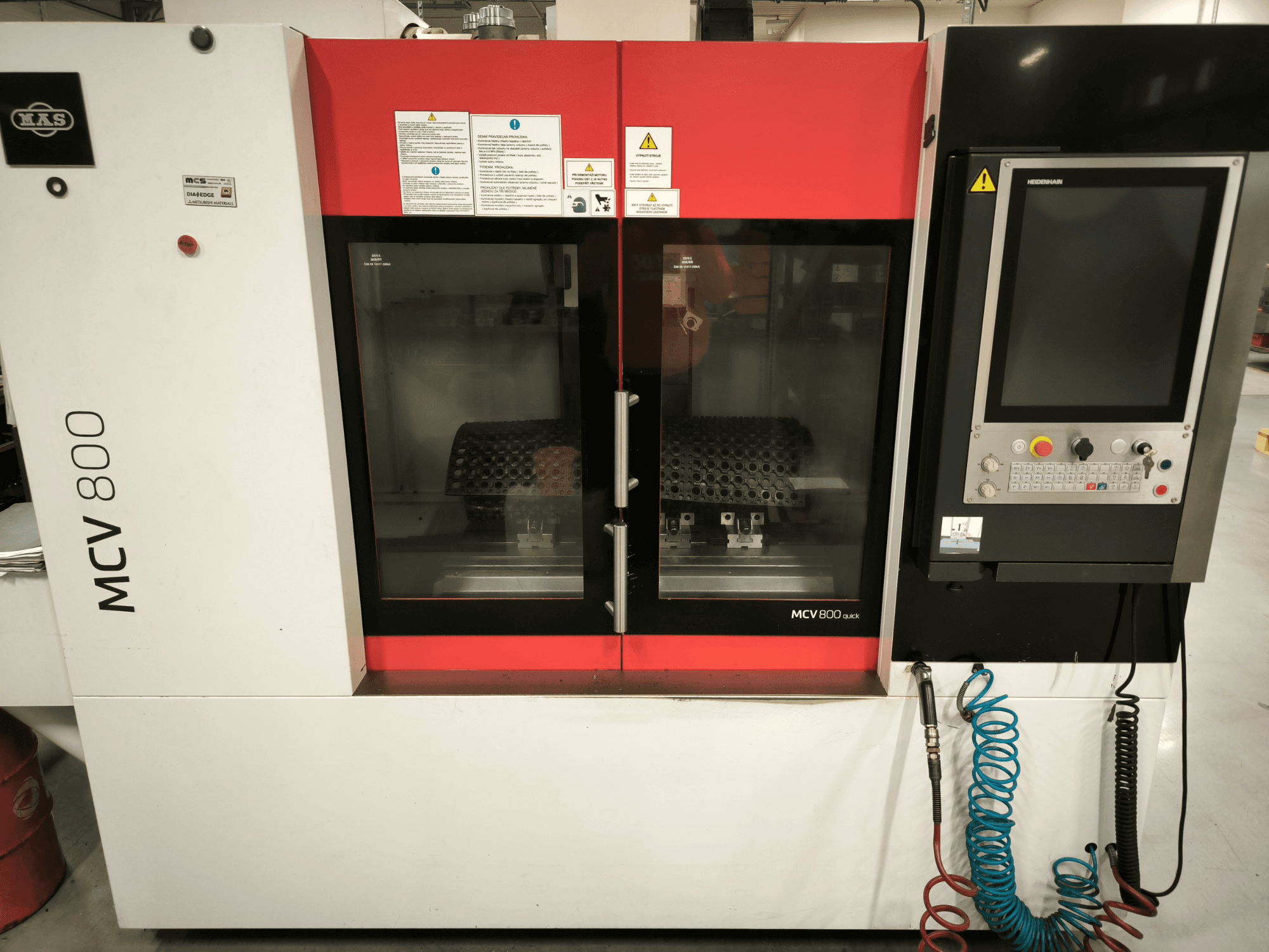 Pystytyöstökeskus KOVOSVIT MAS MCV 800 QUICK, etunäkymä, jossa ohjauspaneeli ja kaksi lasiovea, joista näkyy työtila.
