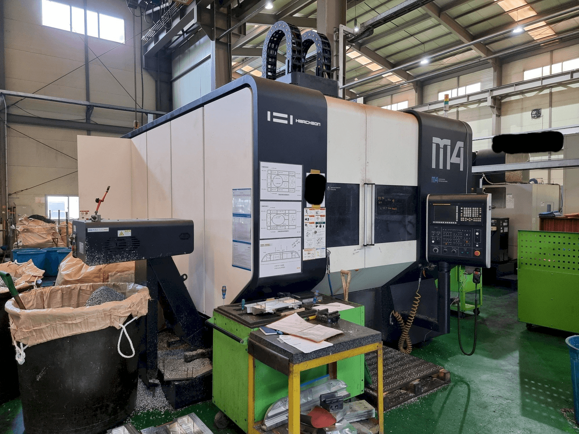 Koneen HWACHEON M4-5AX etunäkymä