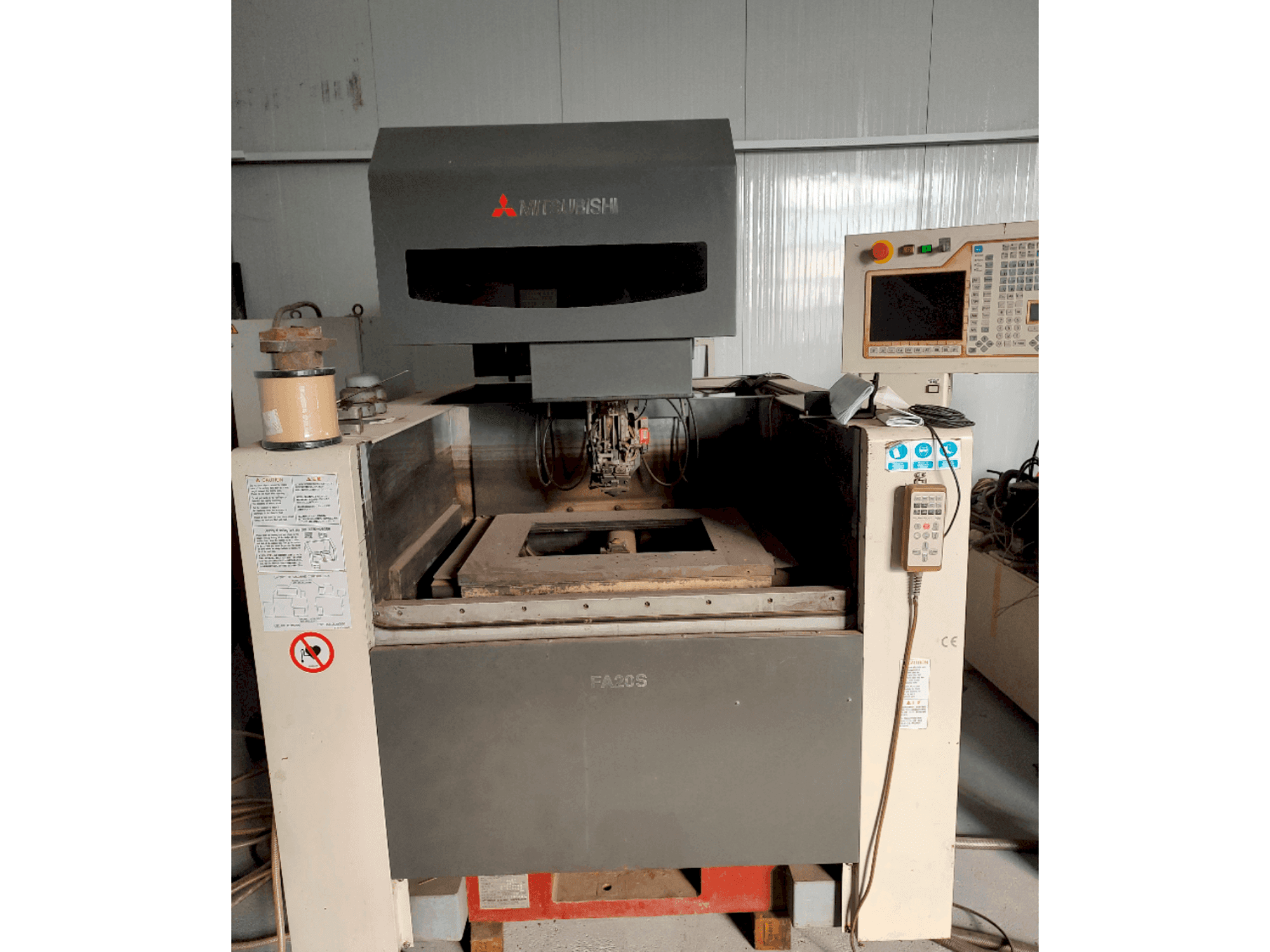 Koneen Mitsubishi FA20SM etunäkymä