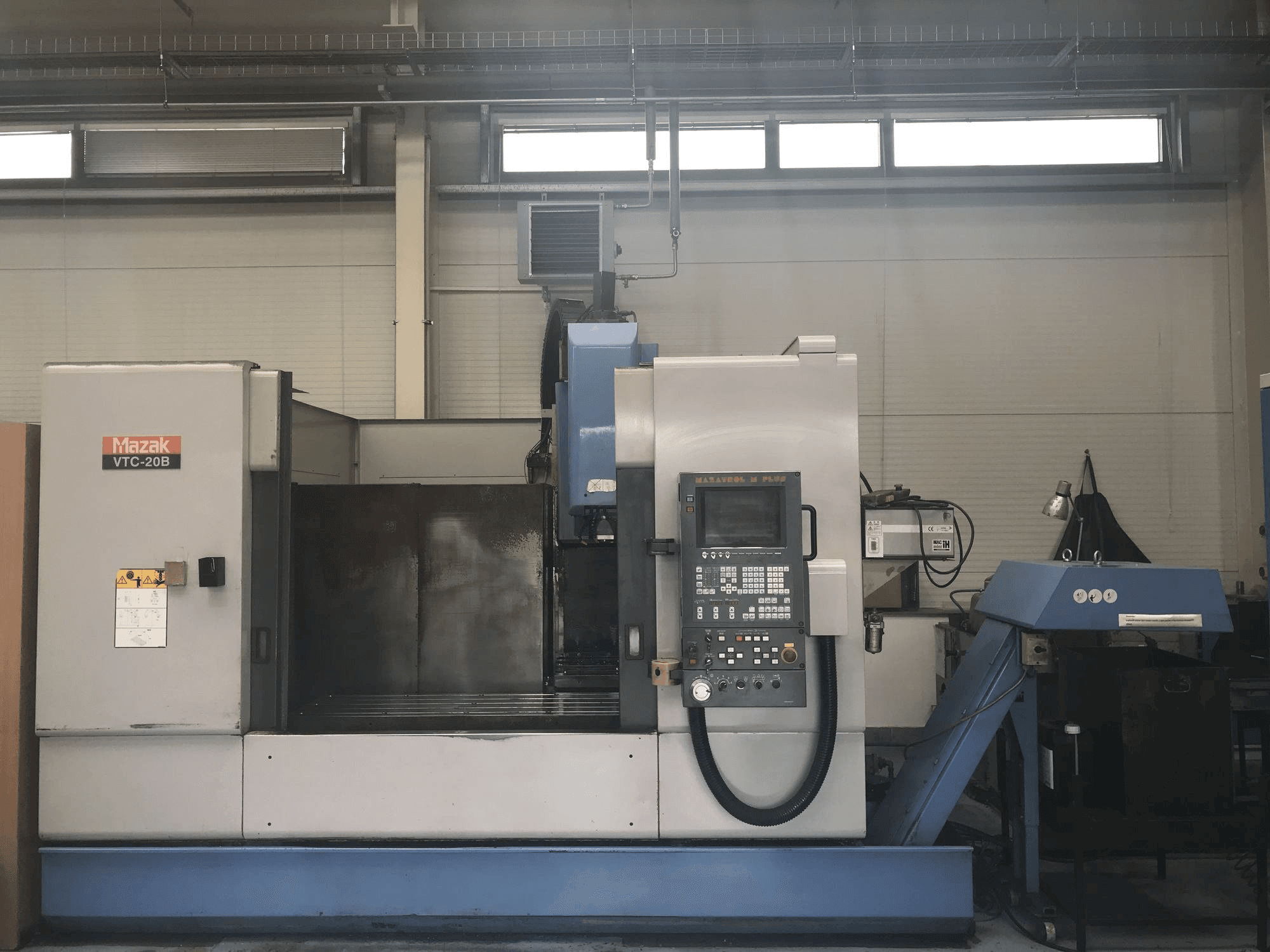 Koneen Mazak VTC-20B etunäkymä
