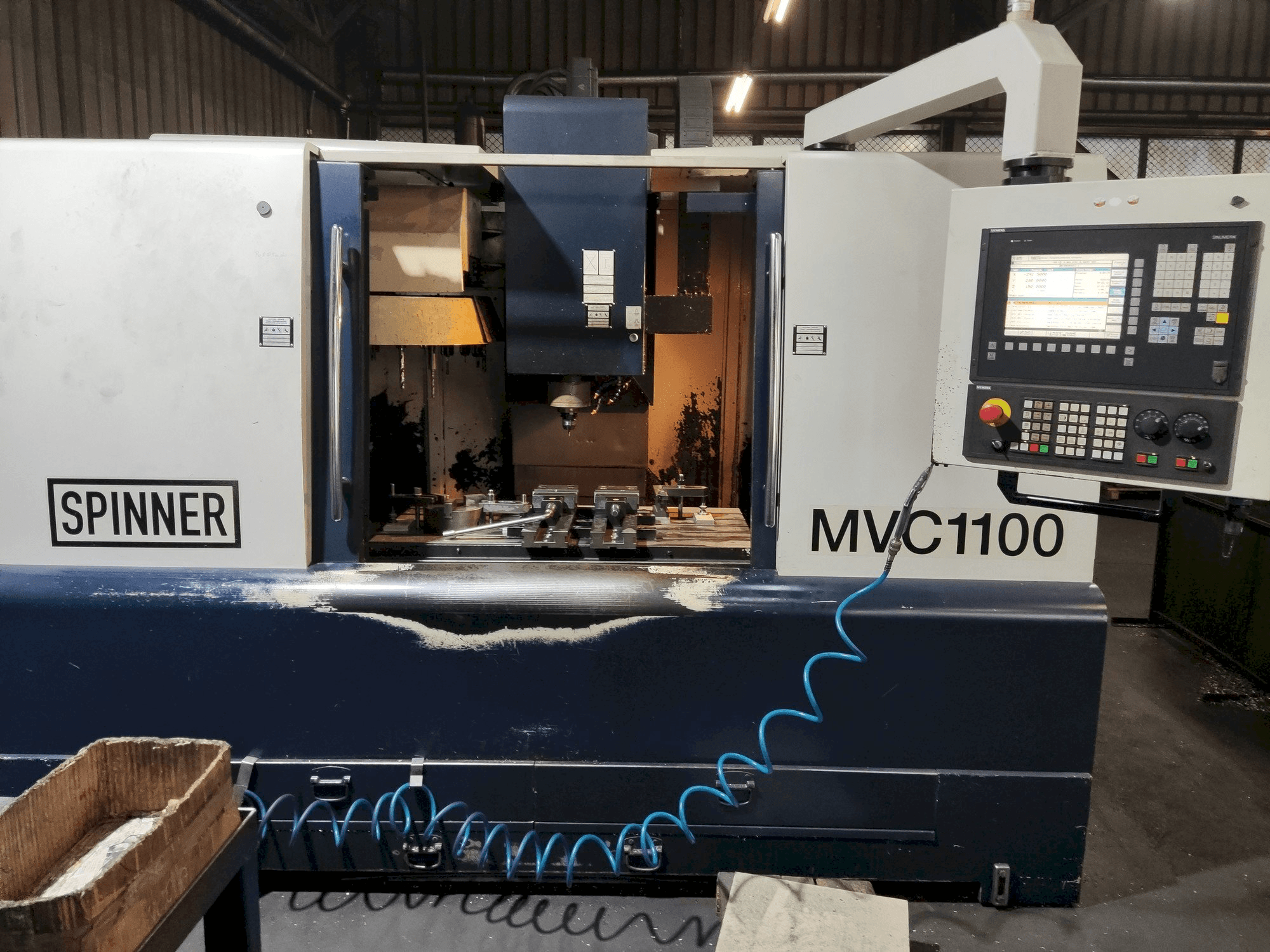 Koneen SPINNER MVC-1100 etunäkymä