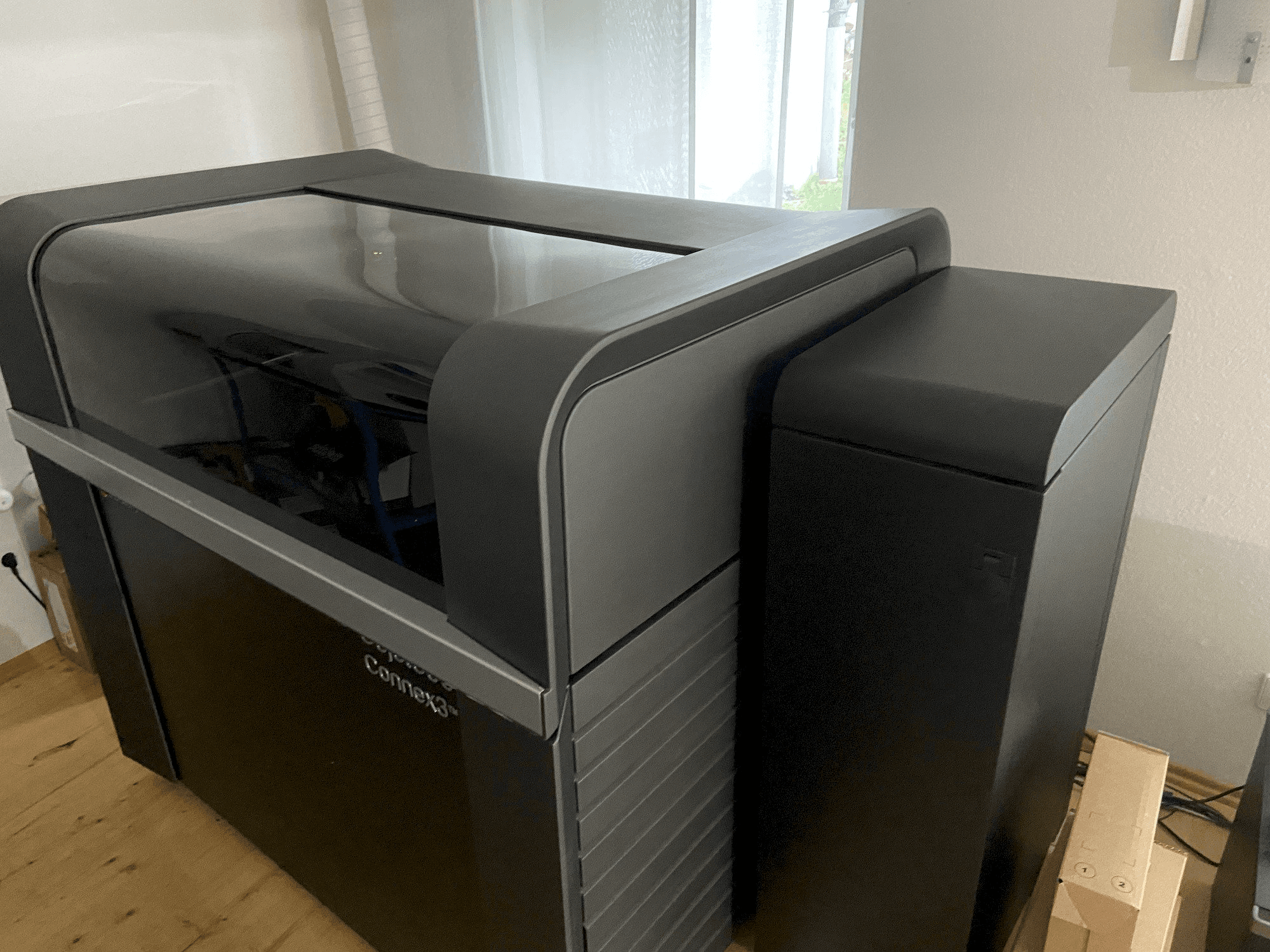 Koneen Stratasys Objet500 Connex3 etunäkymä
