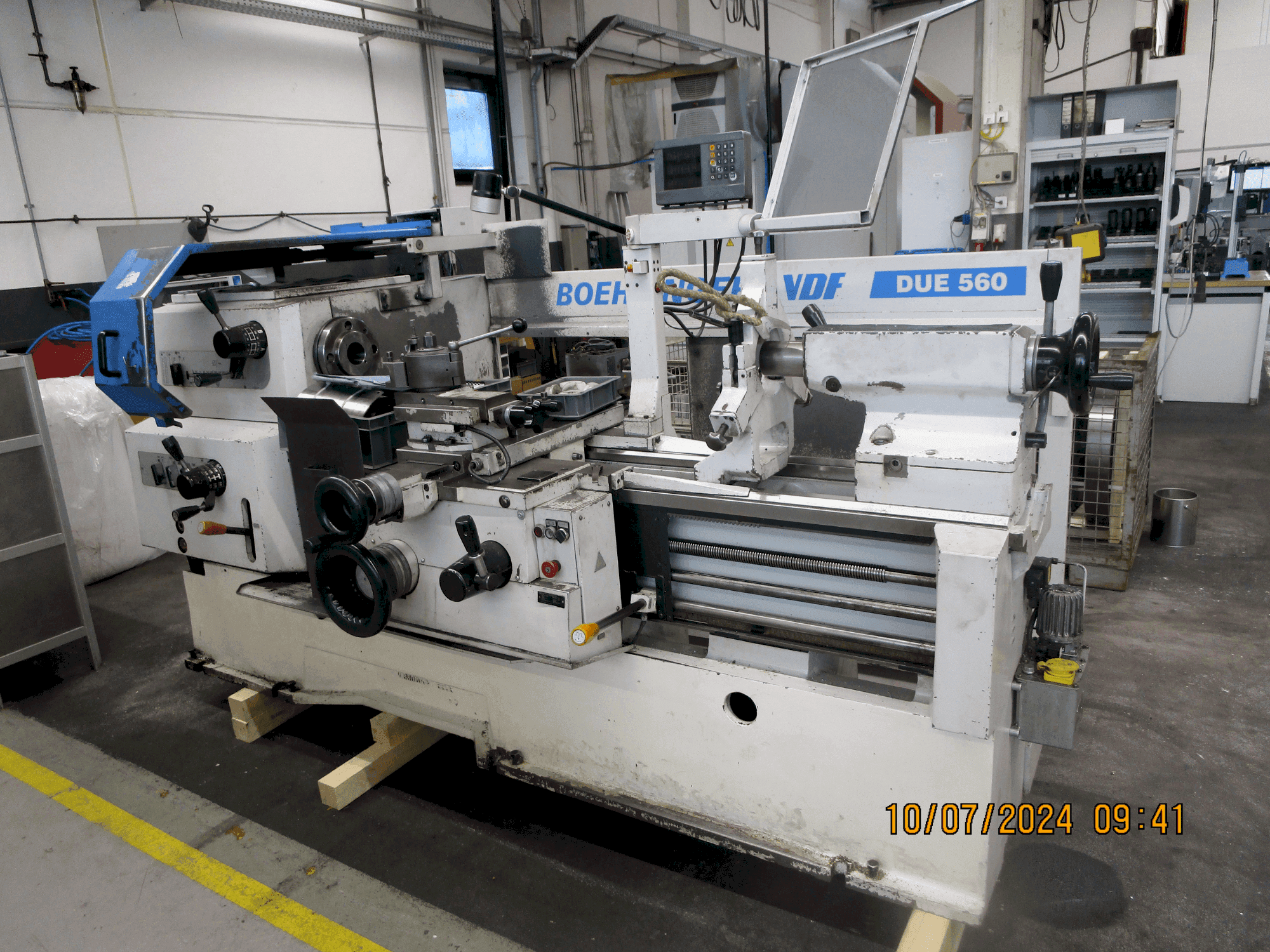 Koneen BOEHRINGER VDF DUE 560 etunäkymä