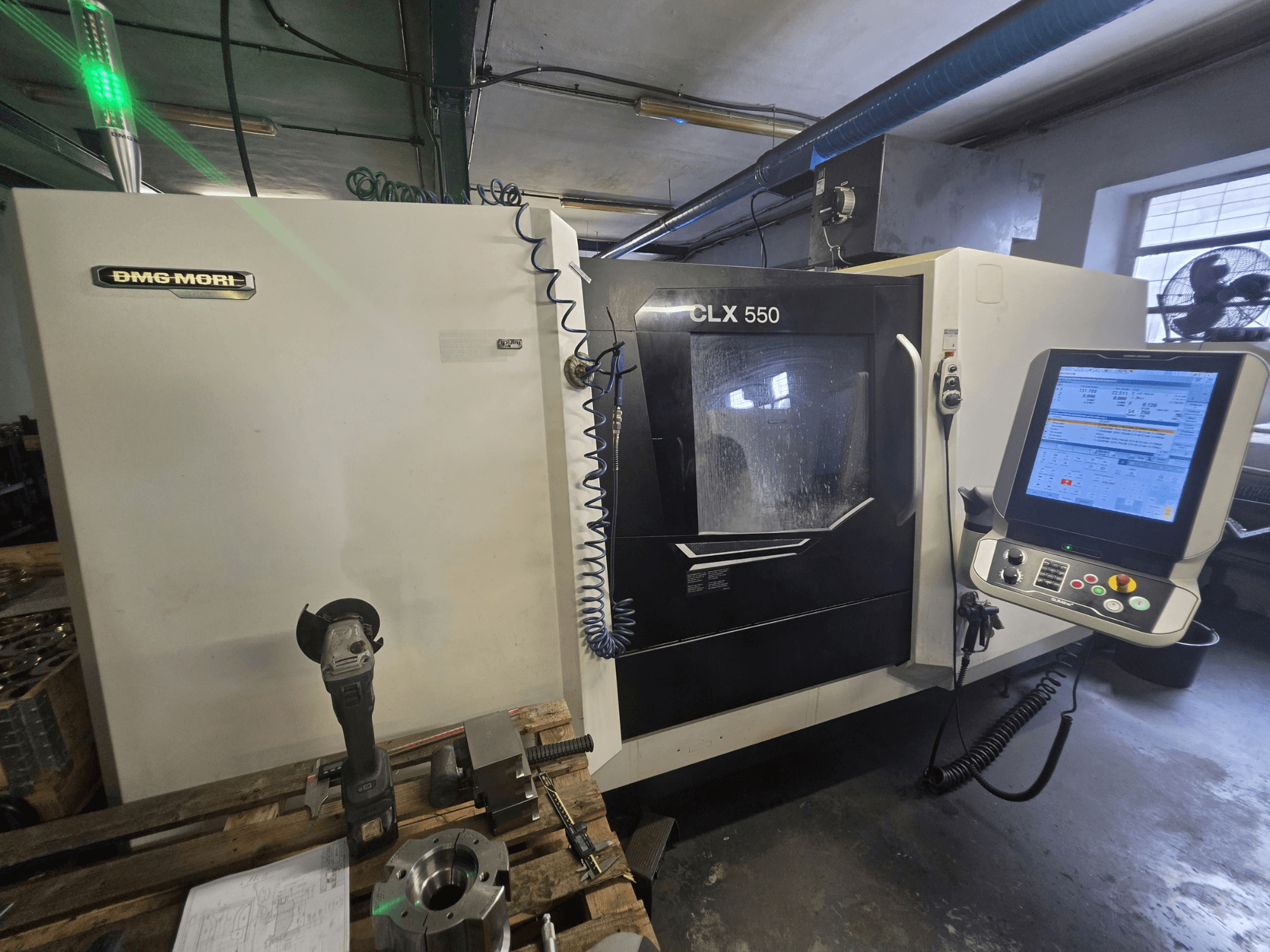 DMG MORI CLX 550 V3 -vaakasuora sorvi, etunäkymä, jossa näkyvät ohjauspaneeli, leikkuutyökalut ja koneen runko.