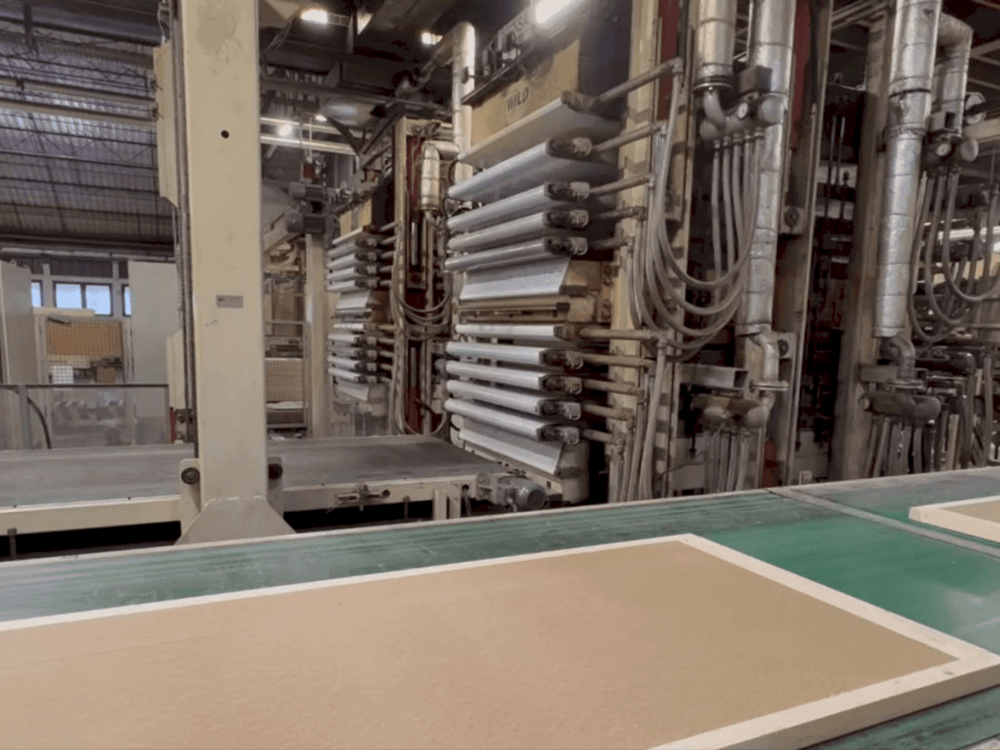 Koneen WILD Door leaf press line etunäkymä