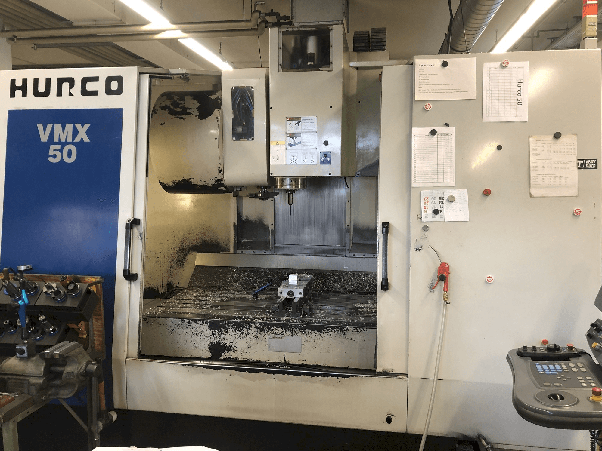 Koneen Hurco VMX 50 etunäkymä