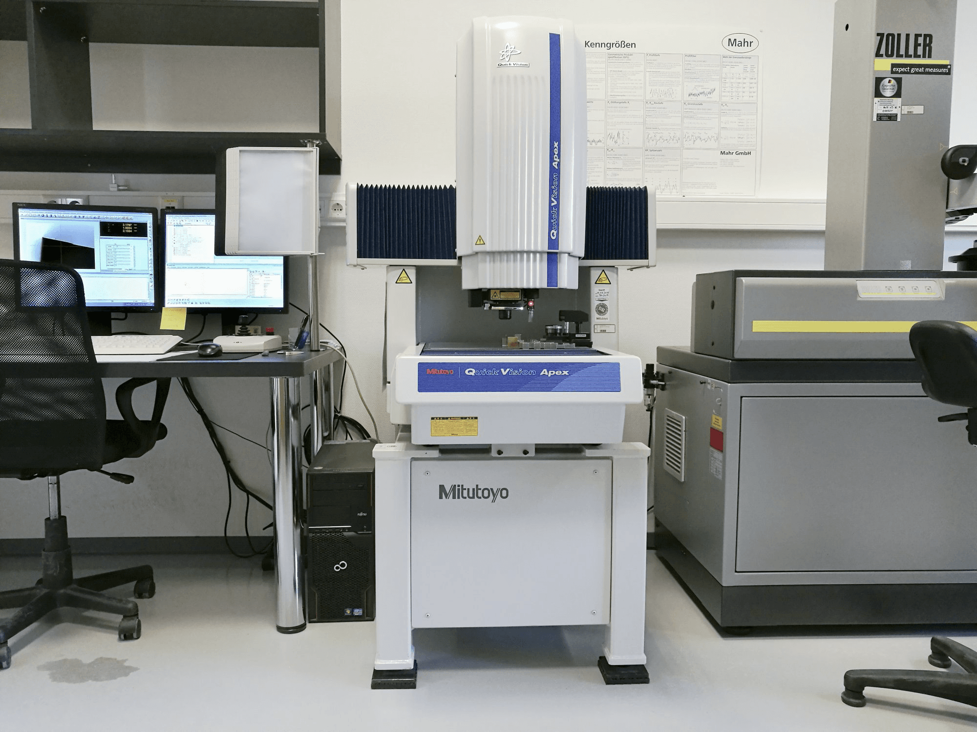 Koneen Mitutoyo etunäkymäQVT1-X302PIL-C