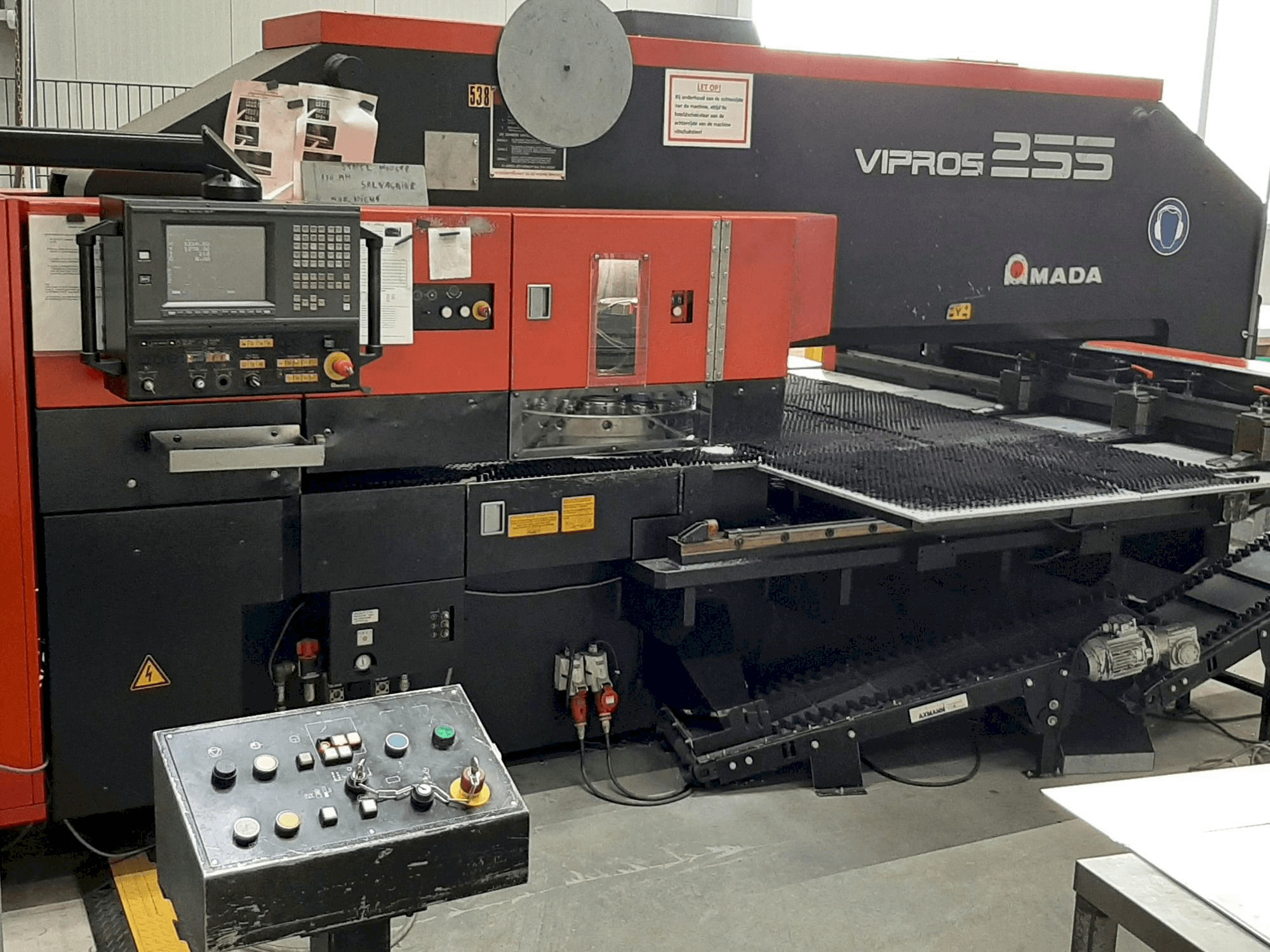 Koneen AMADA VIPROS 255 etunäkymä