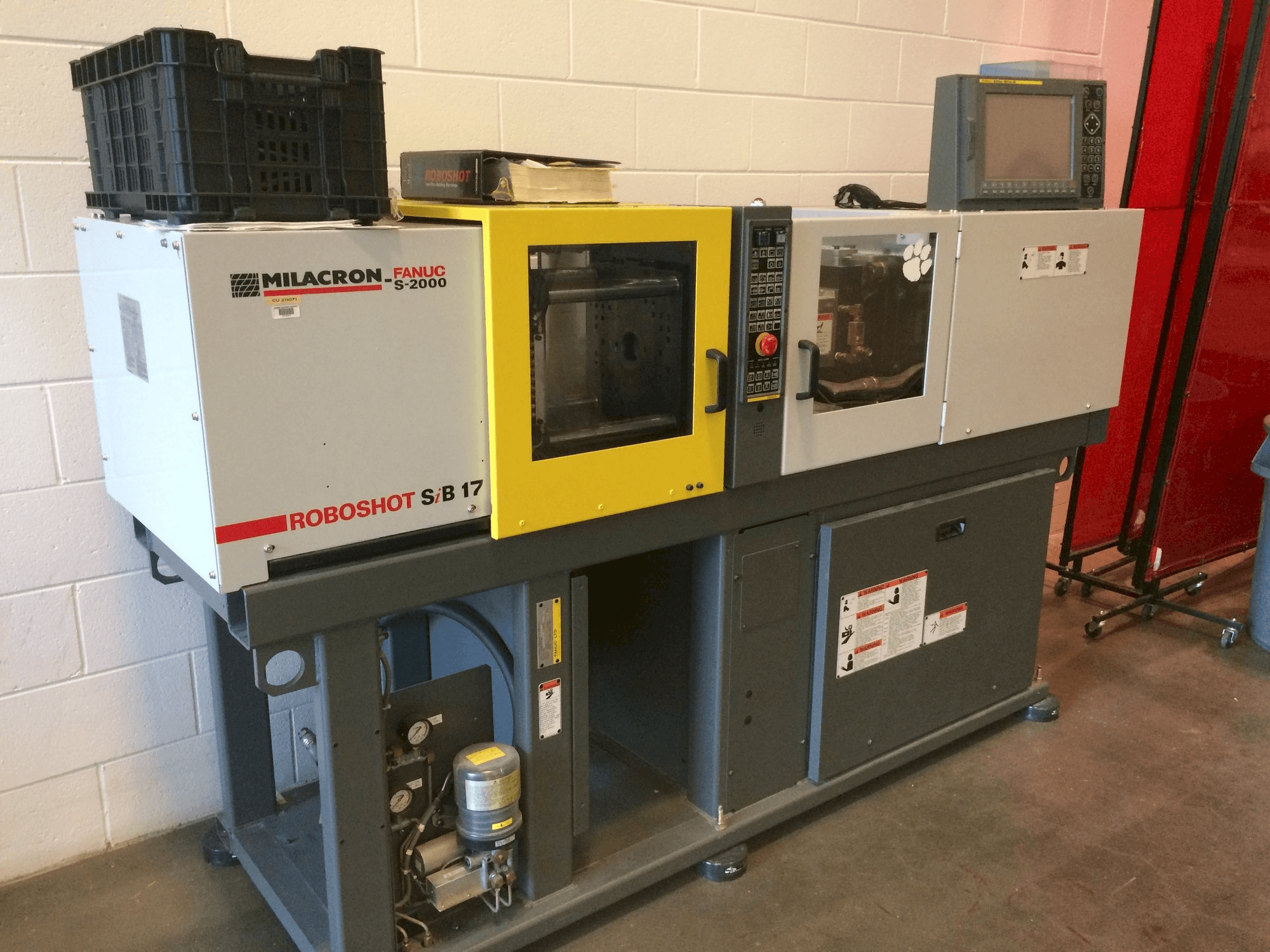 Koneen Milacron Roboshot S-2000i15A etunäkymä