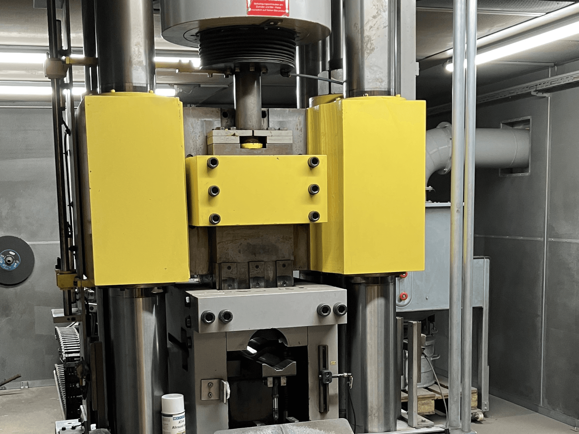 WINTER VSP 350 -hydraulipuristin sivukuvassa, jossa on keltaisia ja harmaita elementtejä, näkyvissä hydraulisylinterit ja hallintalaitteet.