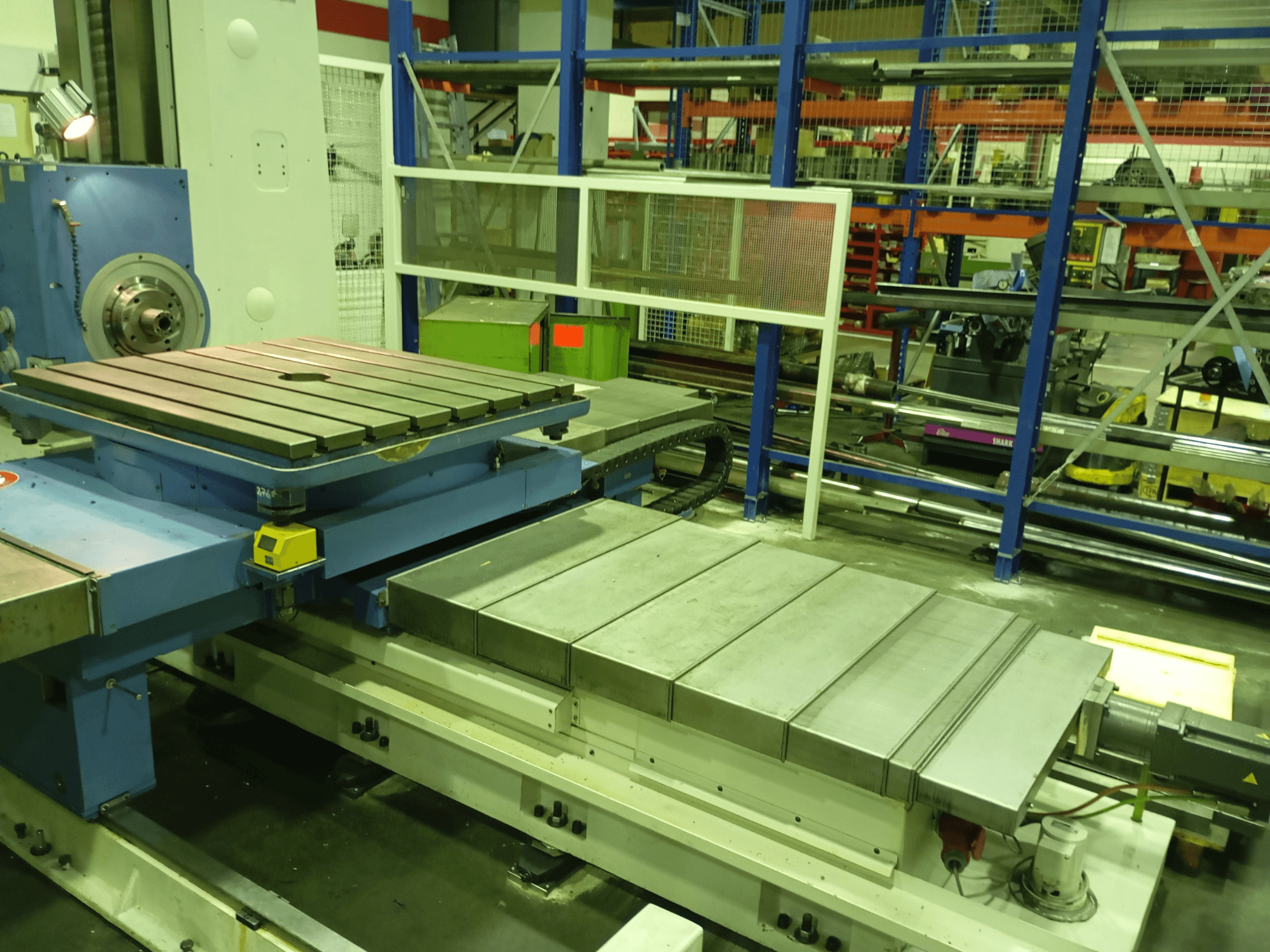 Union Karl Marx Stadt BFT90/5 MSC-porakone, etukuva; siinä on suuri tasainen pöytä, moottoroitu jalusta ja metallirakenne.