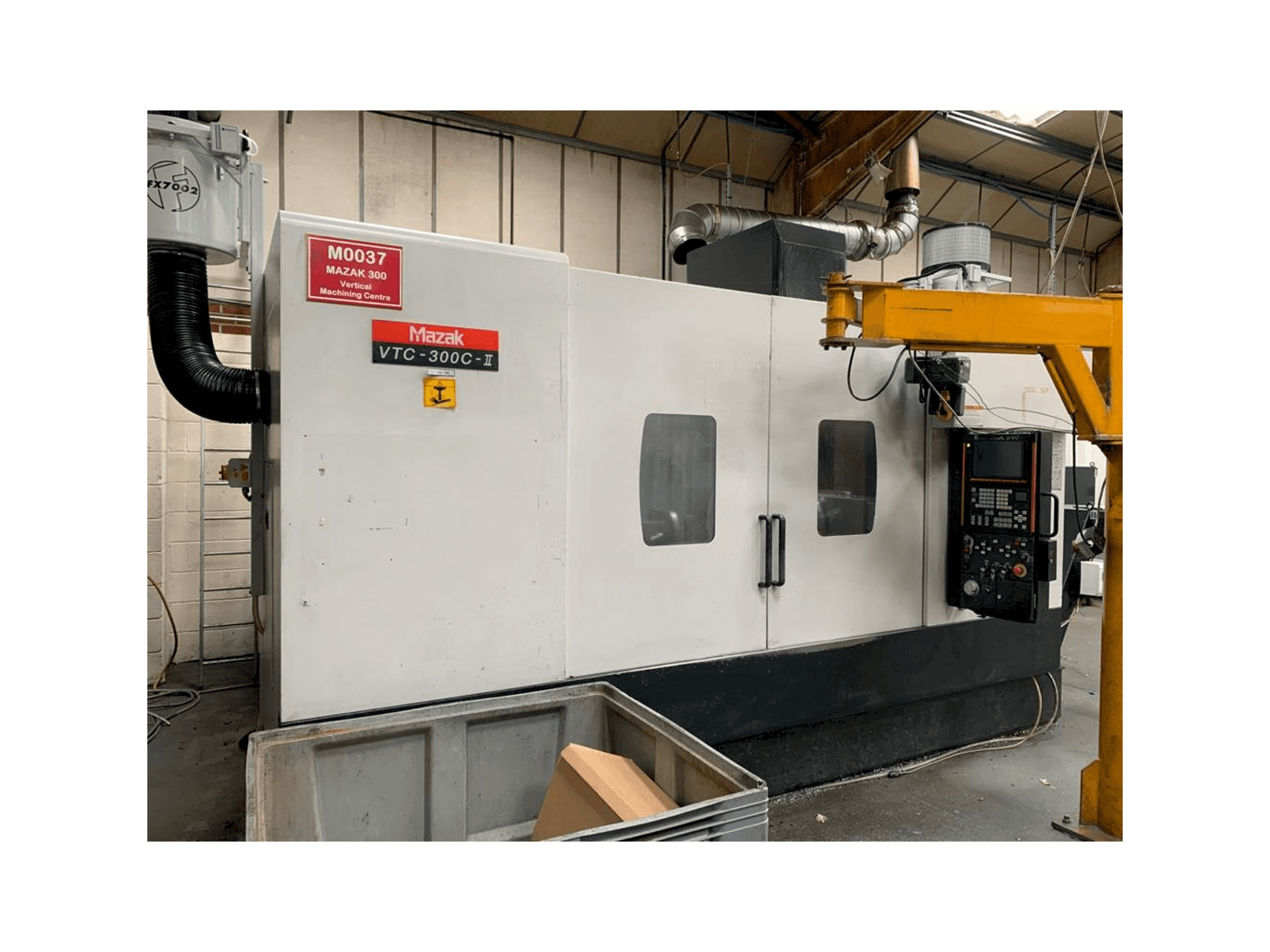 Koneen Mazak VTC-300C-II etunäkymä