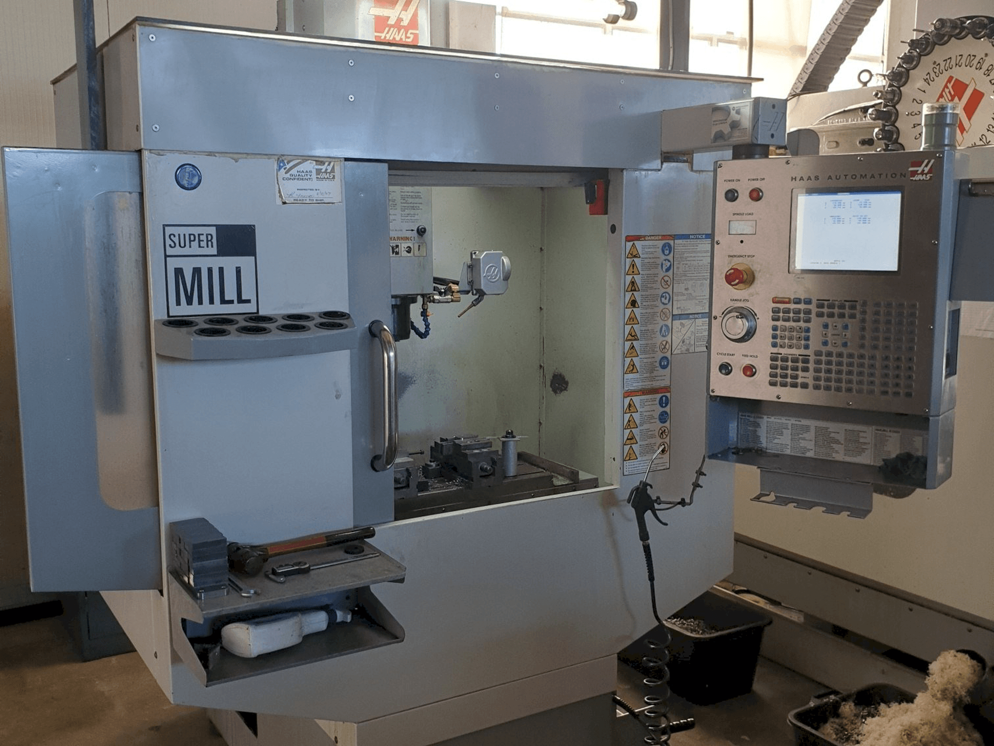Koneen HAAS SUPER MINI MILL etunäkymä