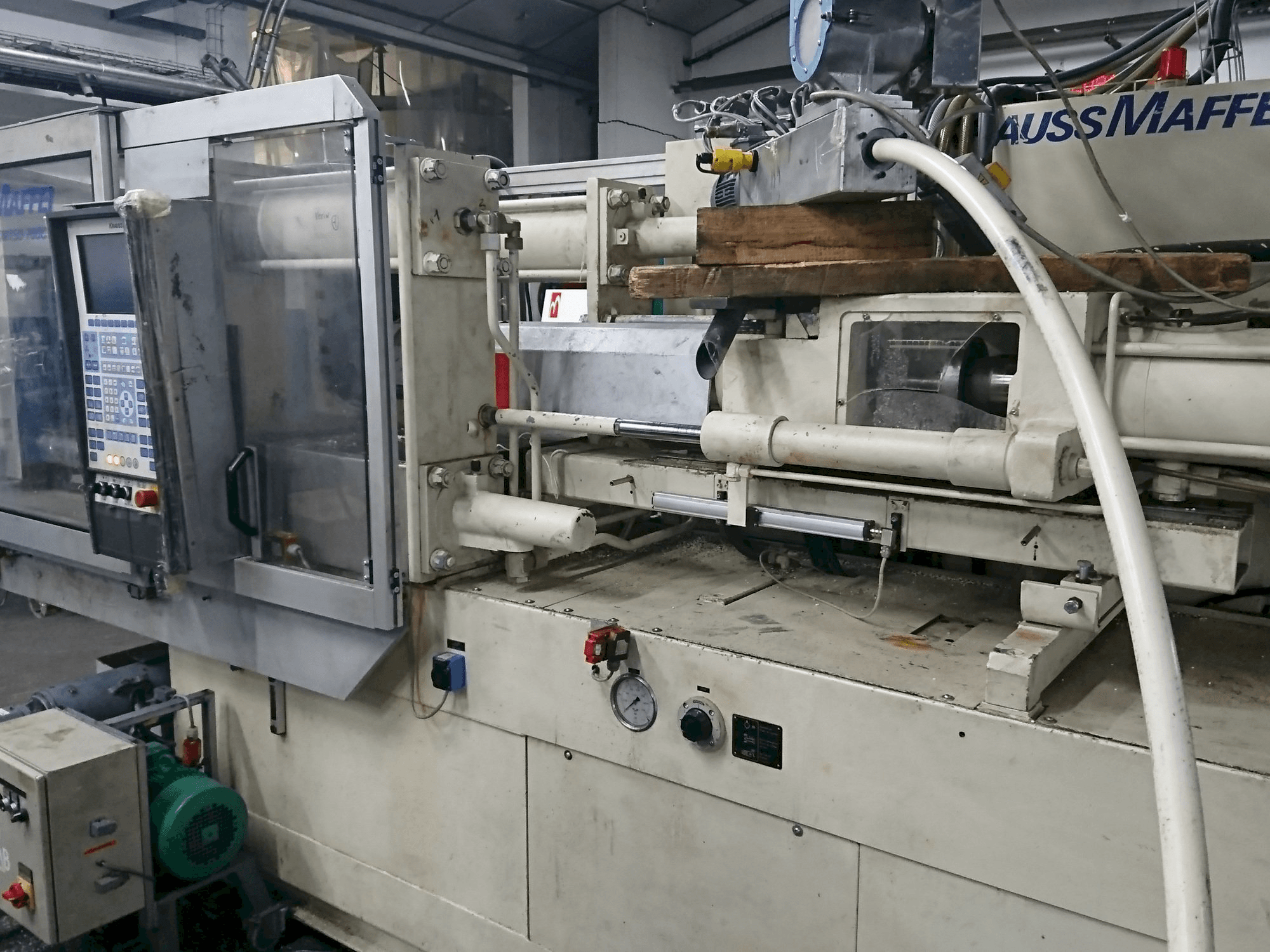 Koneen Krauss Maffei 150-700 C1 etunäkymä