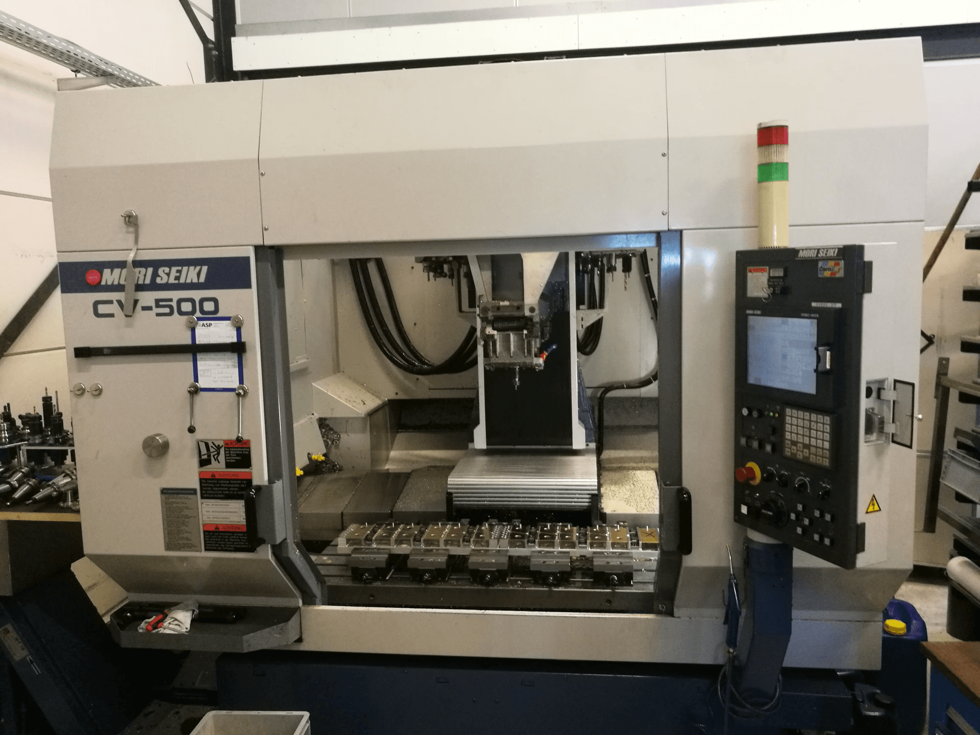 Koneen MORI SEIKI etunäkymä CV-500B