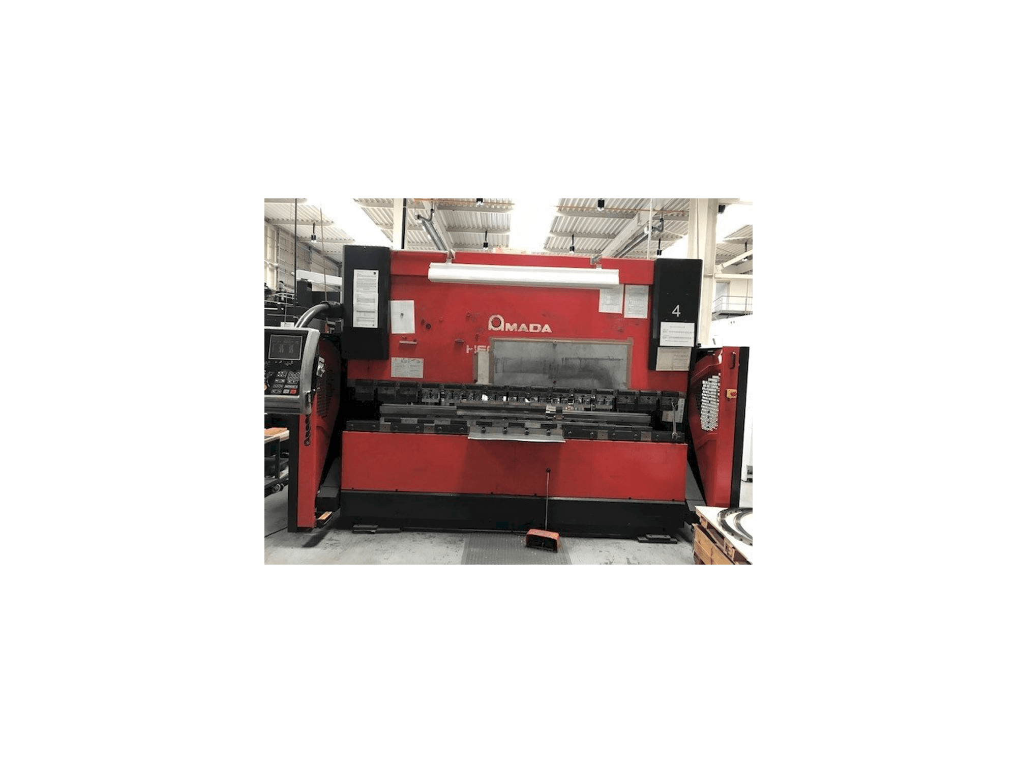 Koneen AMADA HFE 100-3 etunäkymä