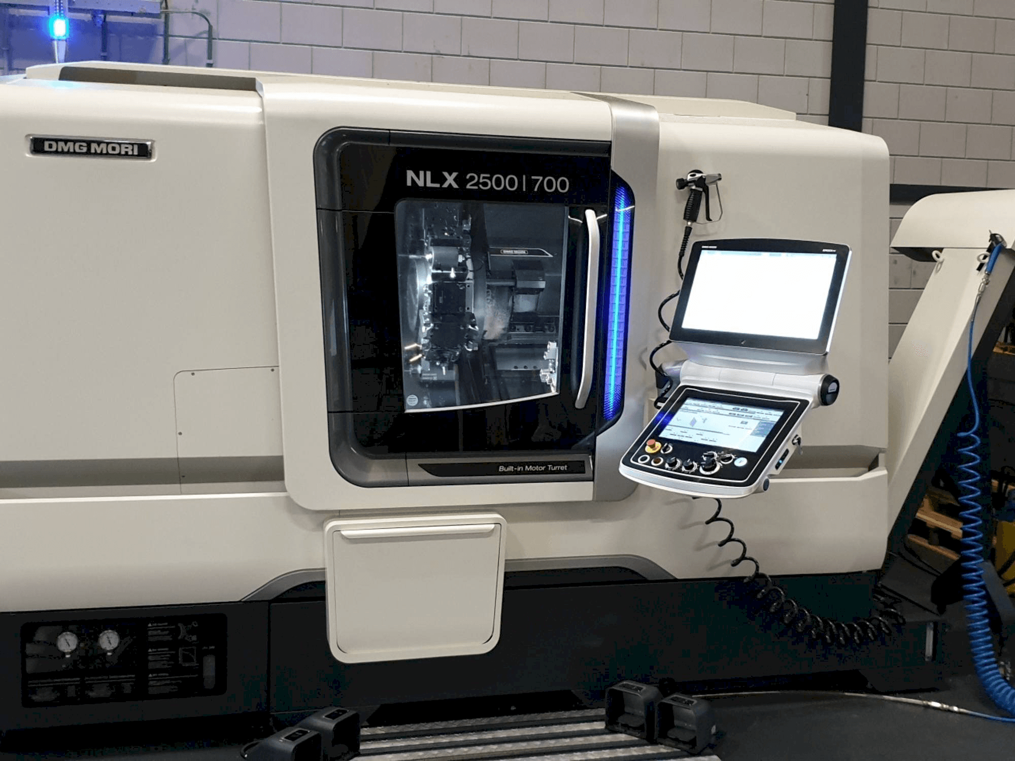 Koneen DMG MORI NLX2500 / 700 SY etunäkymä