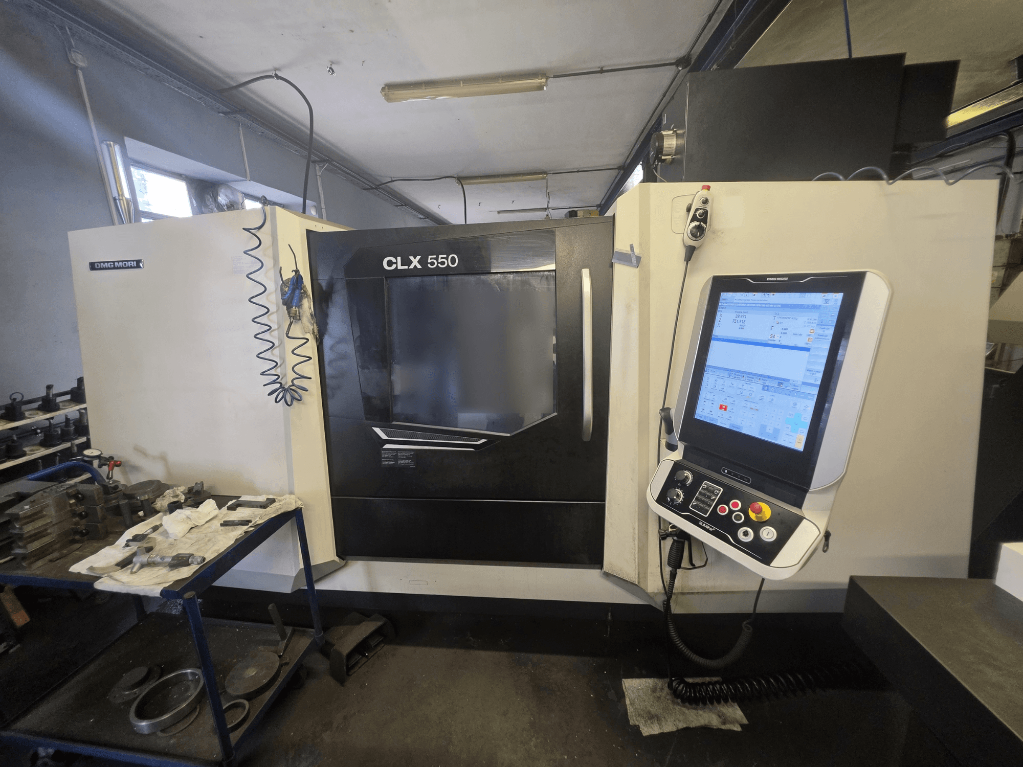 DMG MORI CLX 550 V3 -vaakasuora sorvi, etunäkymä, jossa näkyvät ohjauspaneeli ja työalue työkaluineen.