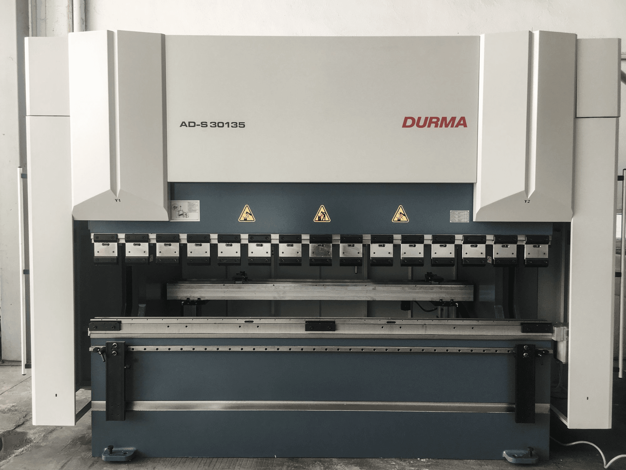 Koneen Durma etunäkymä AD-S 30135