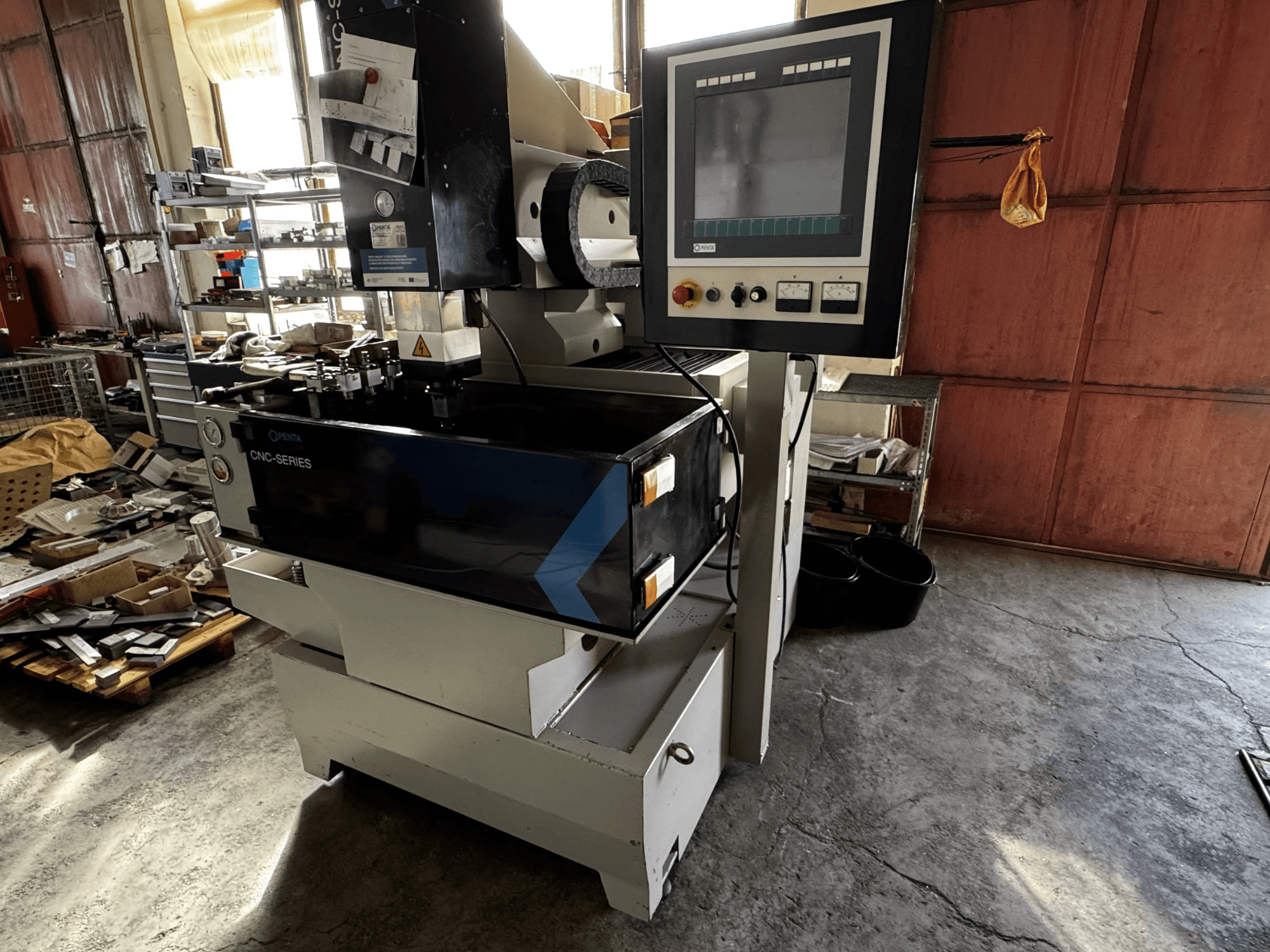 PENTA 433GS CNC-ruiskupuristus- EDM-kone, etukuva. Näyttää ohjauspaneelin, elektrodipidikkeen ja metallisen työpöydän.