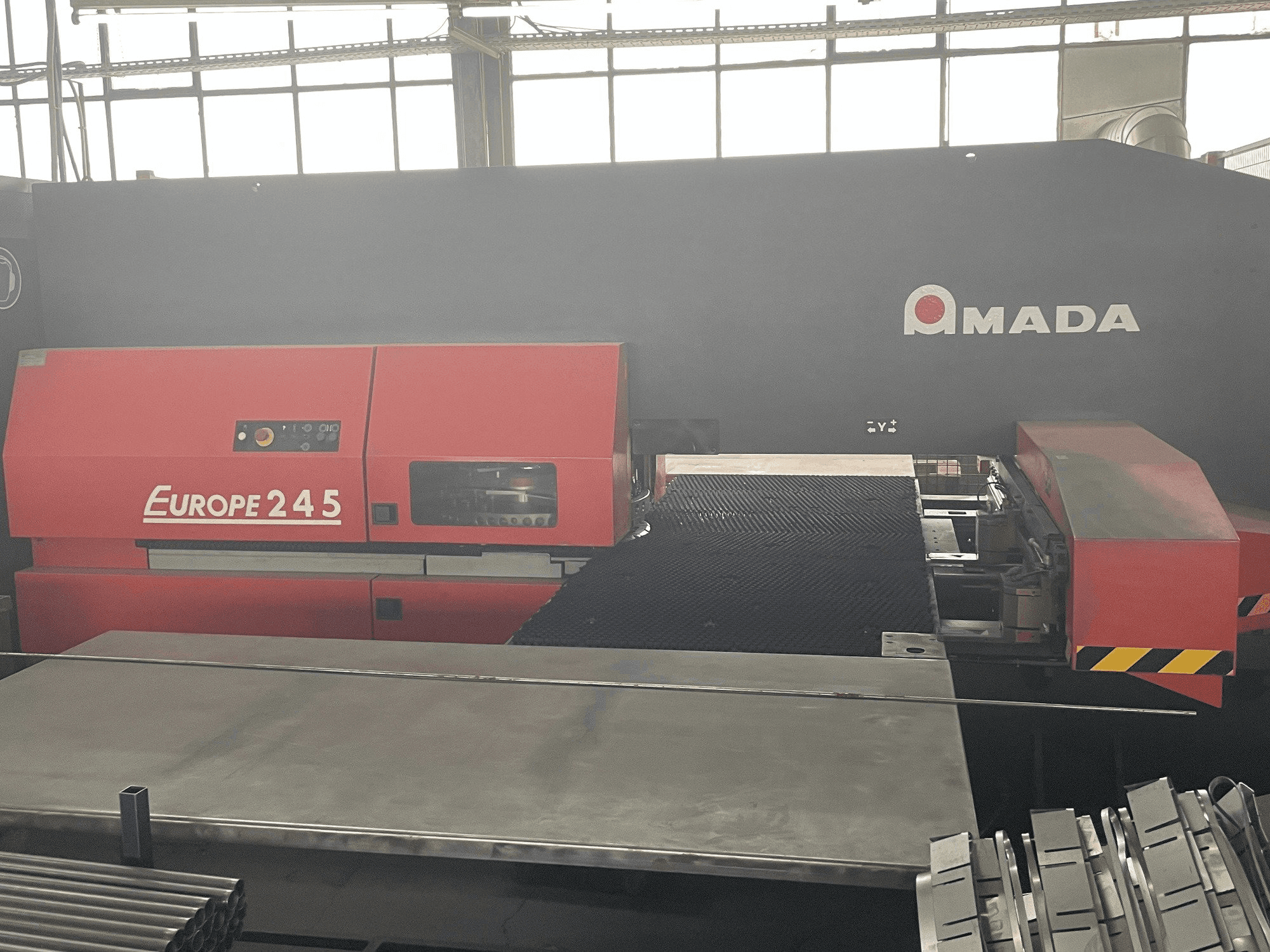 Koneen AMADA Europe 245 etunäkymä