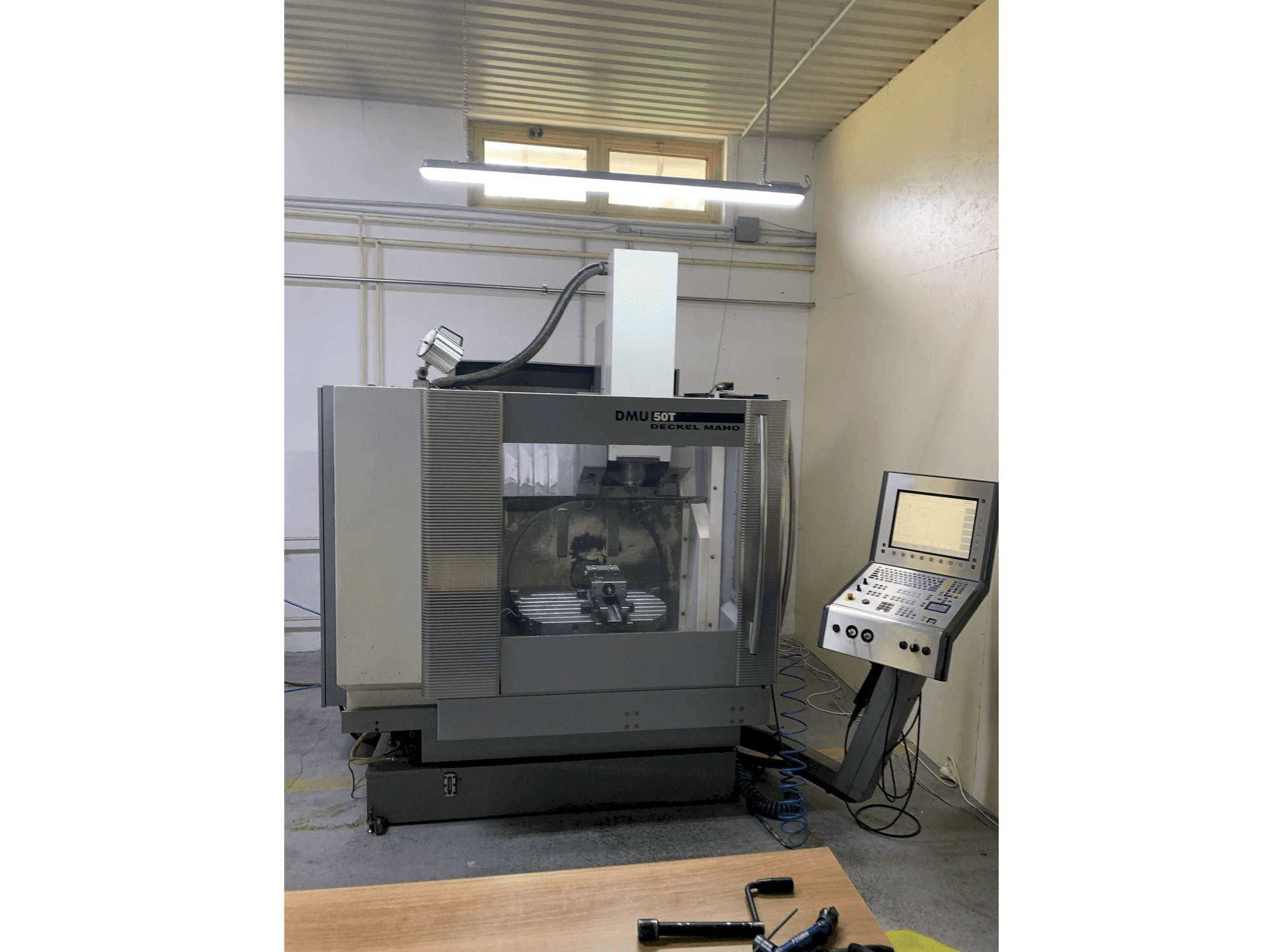 Koneen DECKEL MAHO DMU 50T etunäkymä