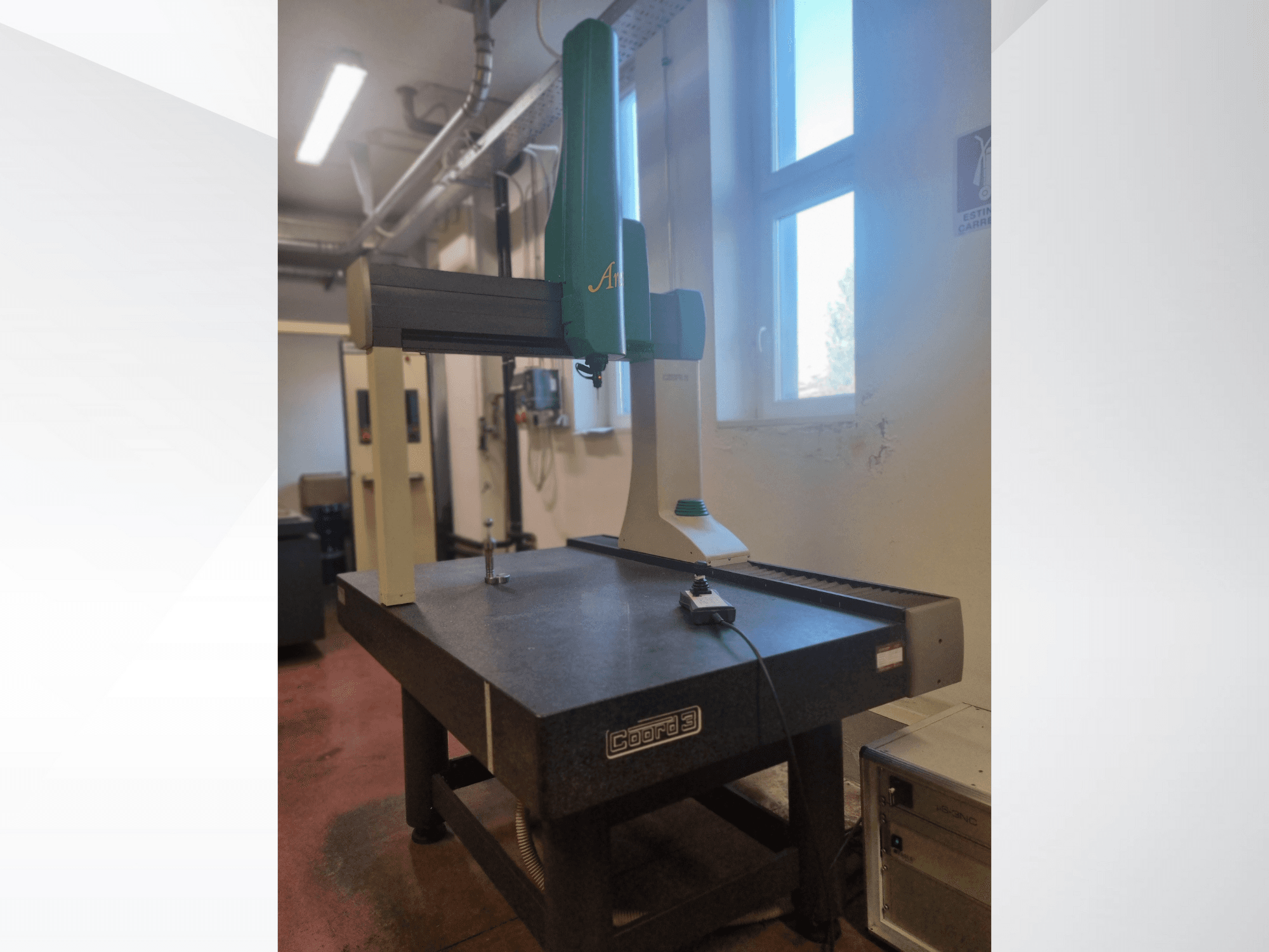 GOM Atos 3D-skanneri etukuvasta graniittisella mittauspöydällä, kaapeli ja ohjauslaite näkyvissä.