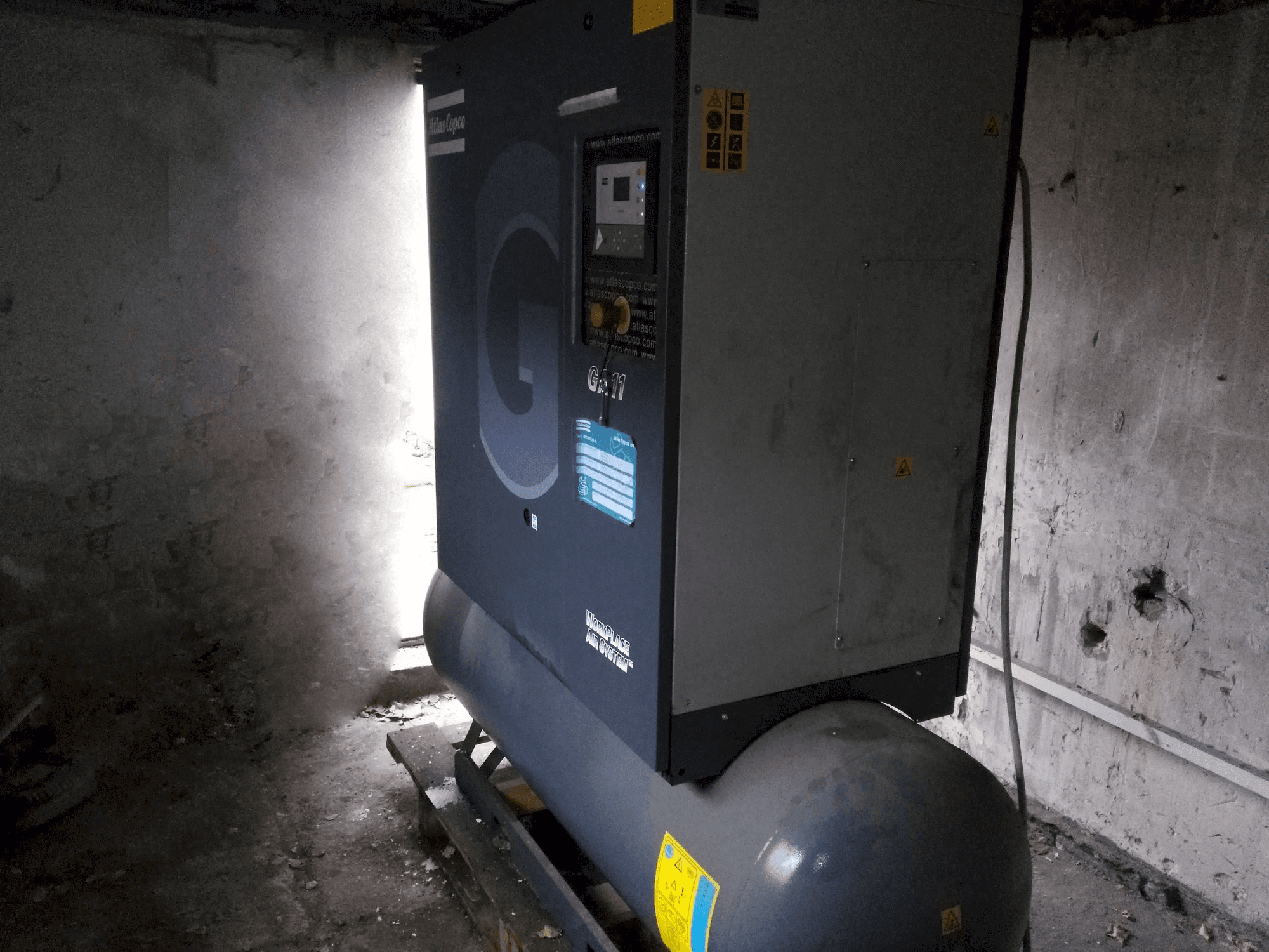 Koneen Atlas Copco GA11P etunäkymä