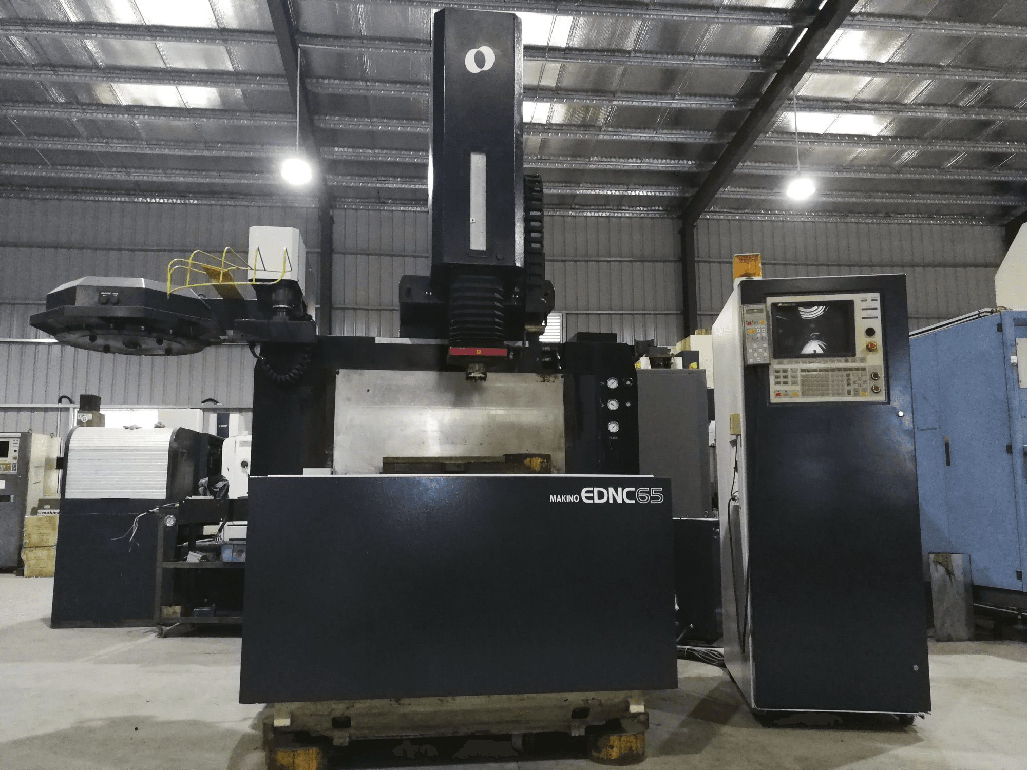 Koneen Makino EDNC65 Etunäkymä