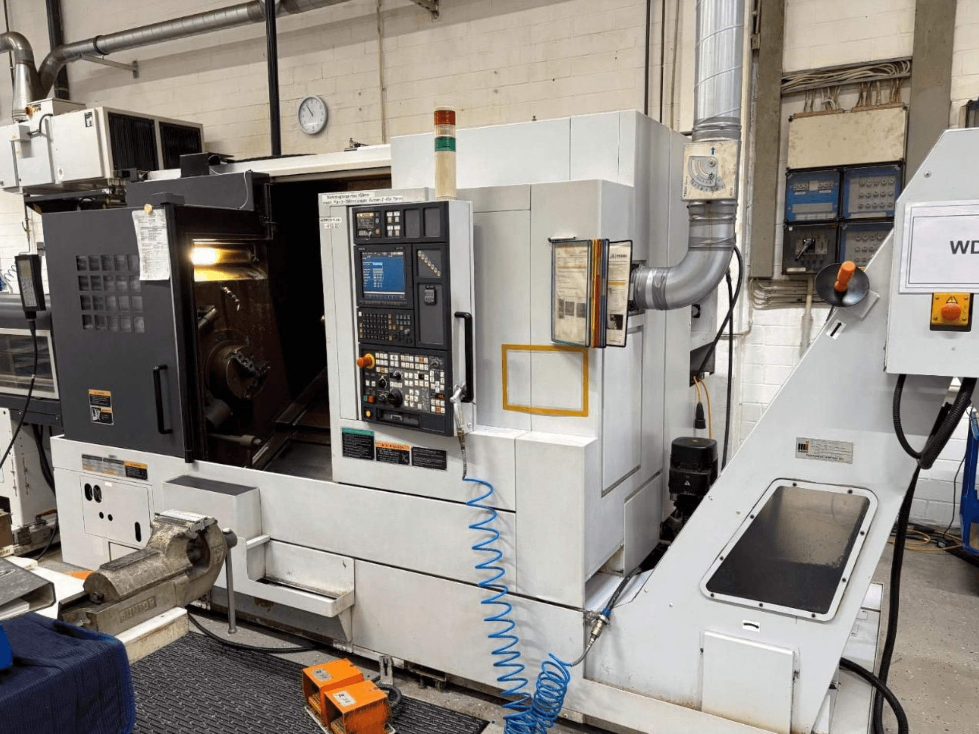 MORI SEIKI NL 2500 SY sorvauskeskus, etukuva, jossa näkyy ohjauspaneeli ja työstöalue. Näkyvä jäähdytysjärjestelmä ja lisävarusteet.