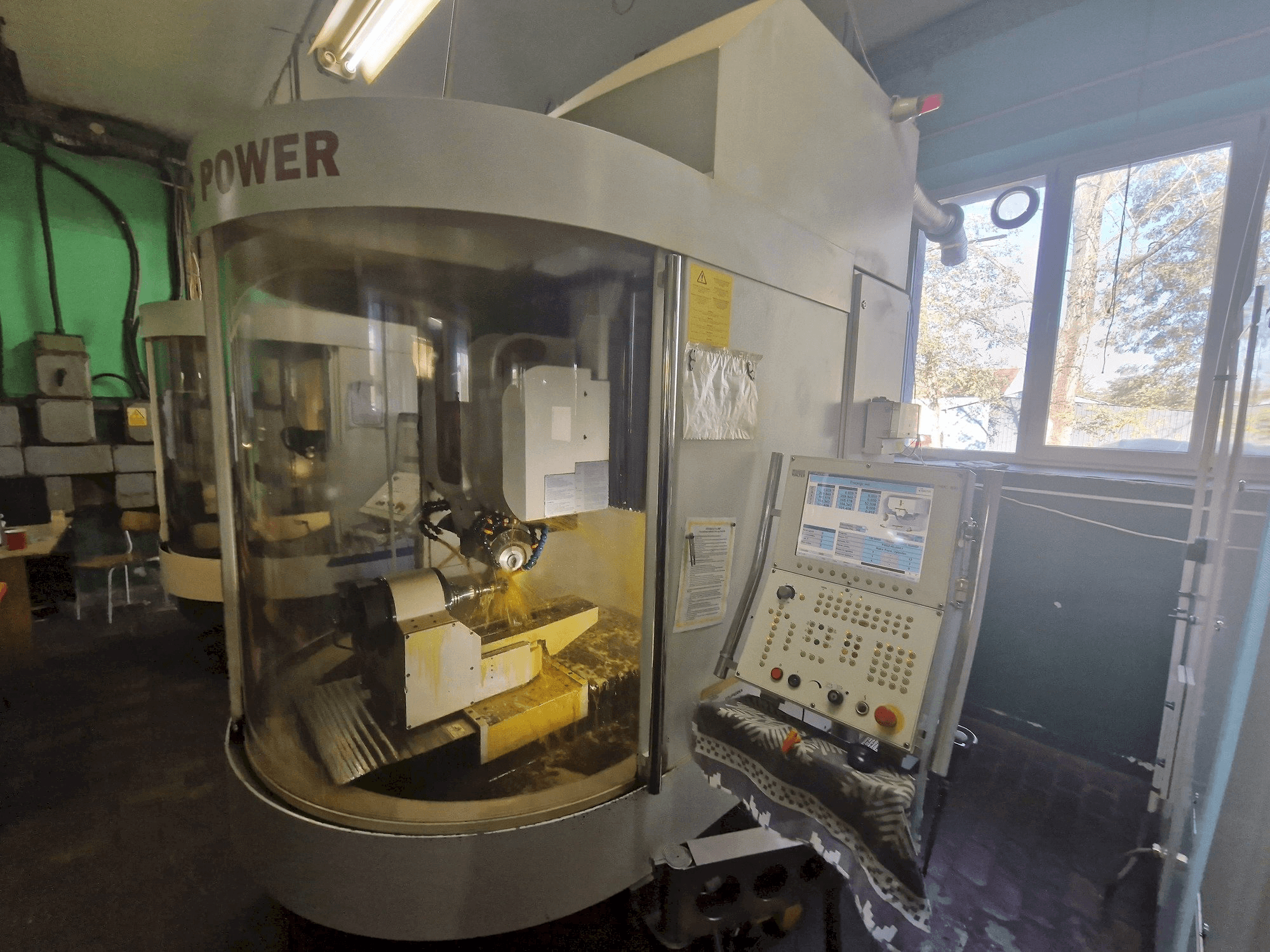 Koneen WALTER Helitronic Power etunäkymä