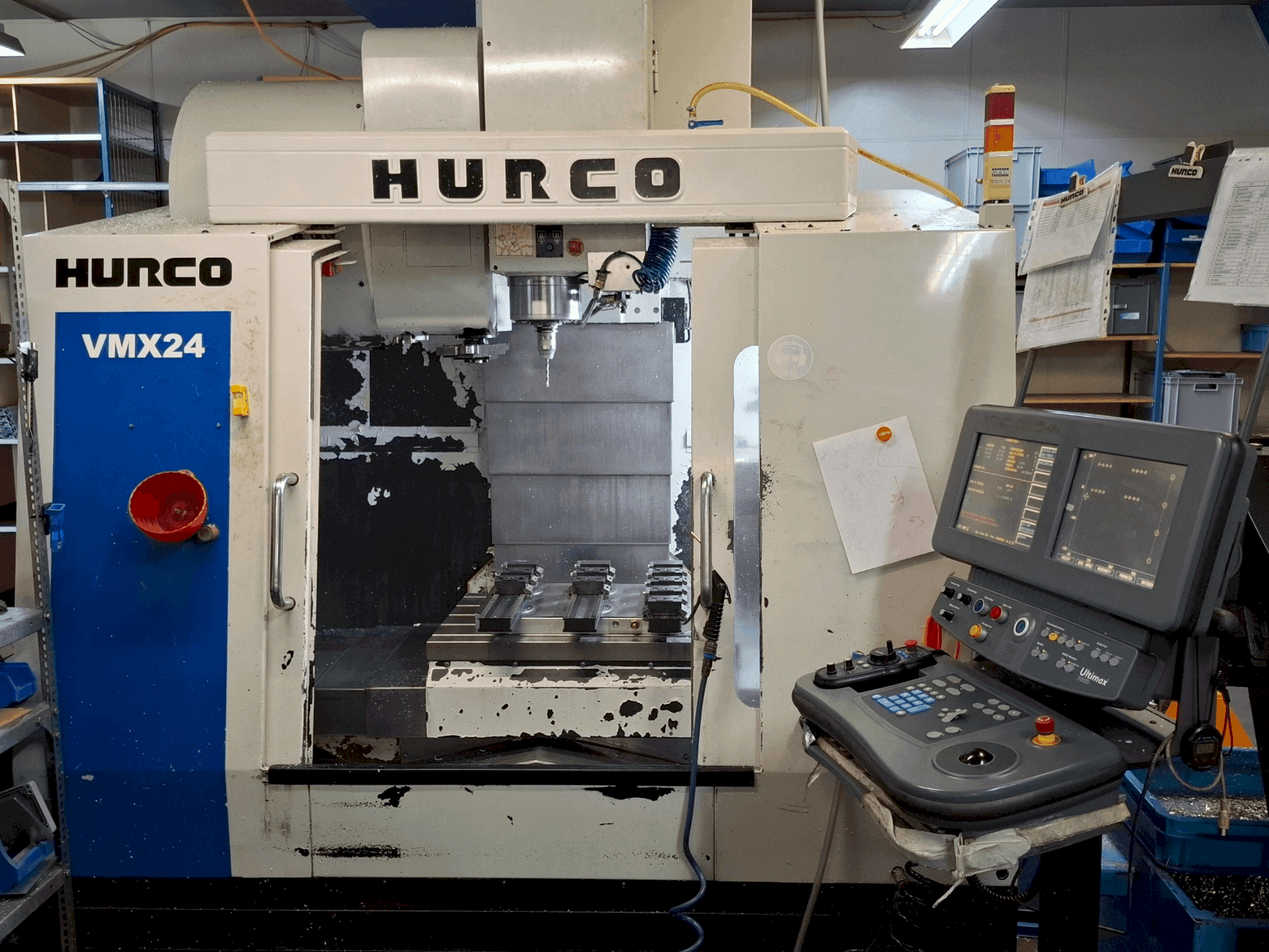 Koneen Hurco VMX24 etunäkymä