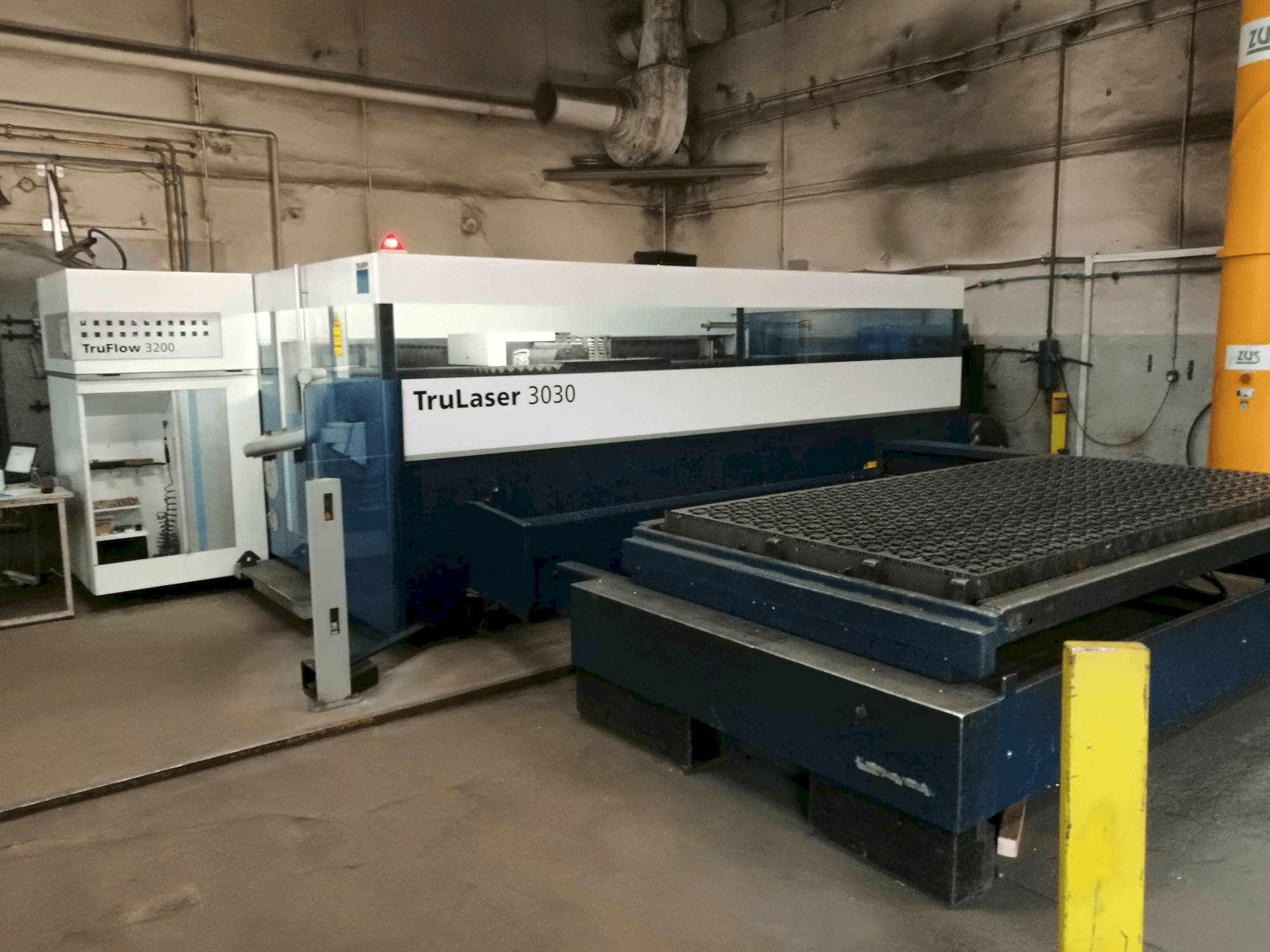 Koneen Trumpf TruLaser 3030 L20 etunäkymä