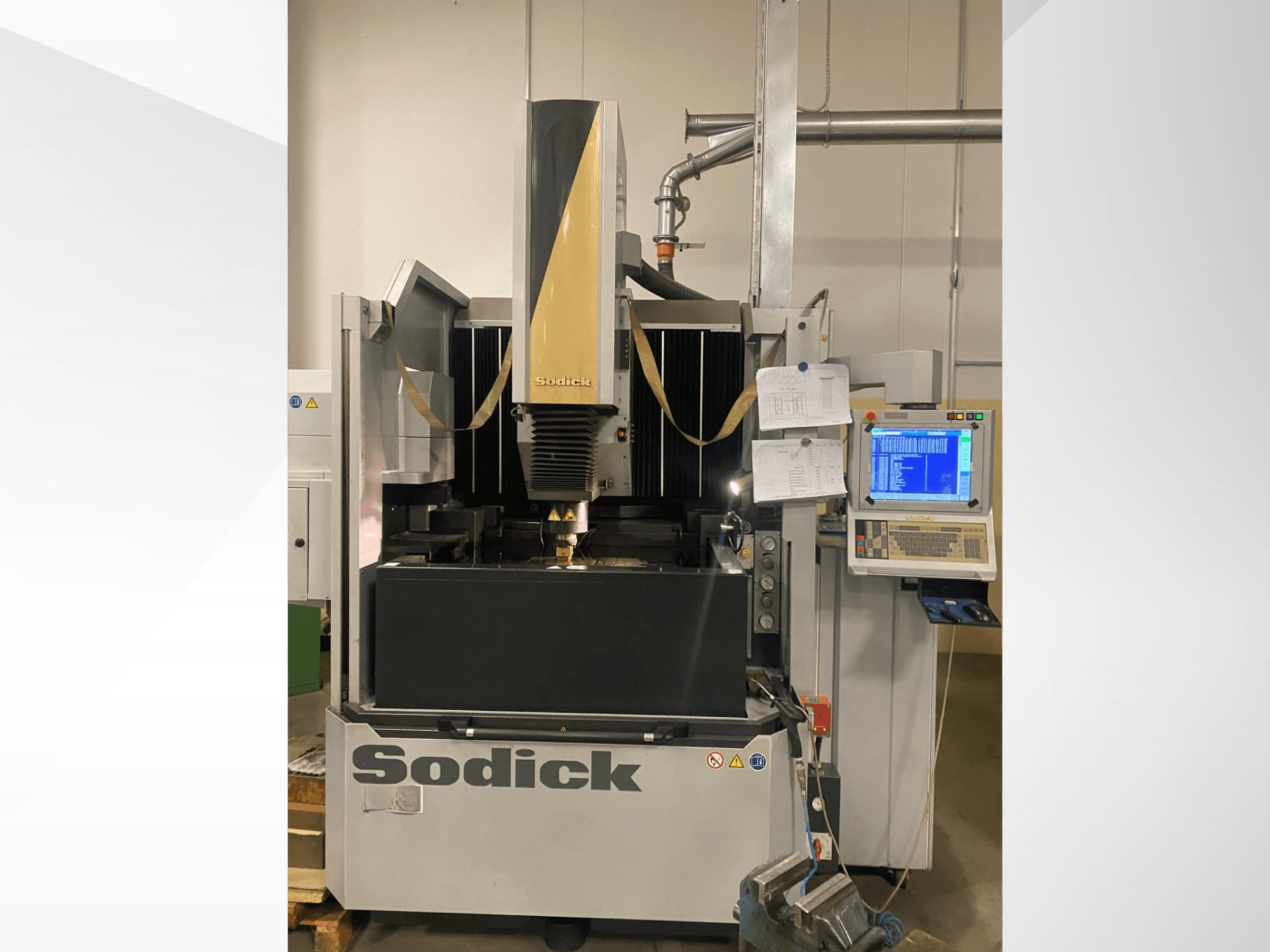 Sodickin EDM-kone etukuvassa, jossa on ohjauspaneeli, työpöytä ja yläpuolella oleva leikkuupää.