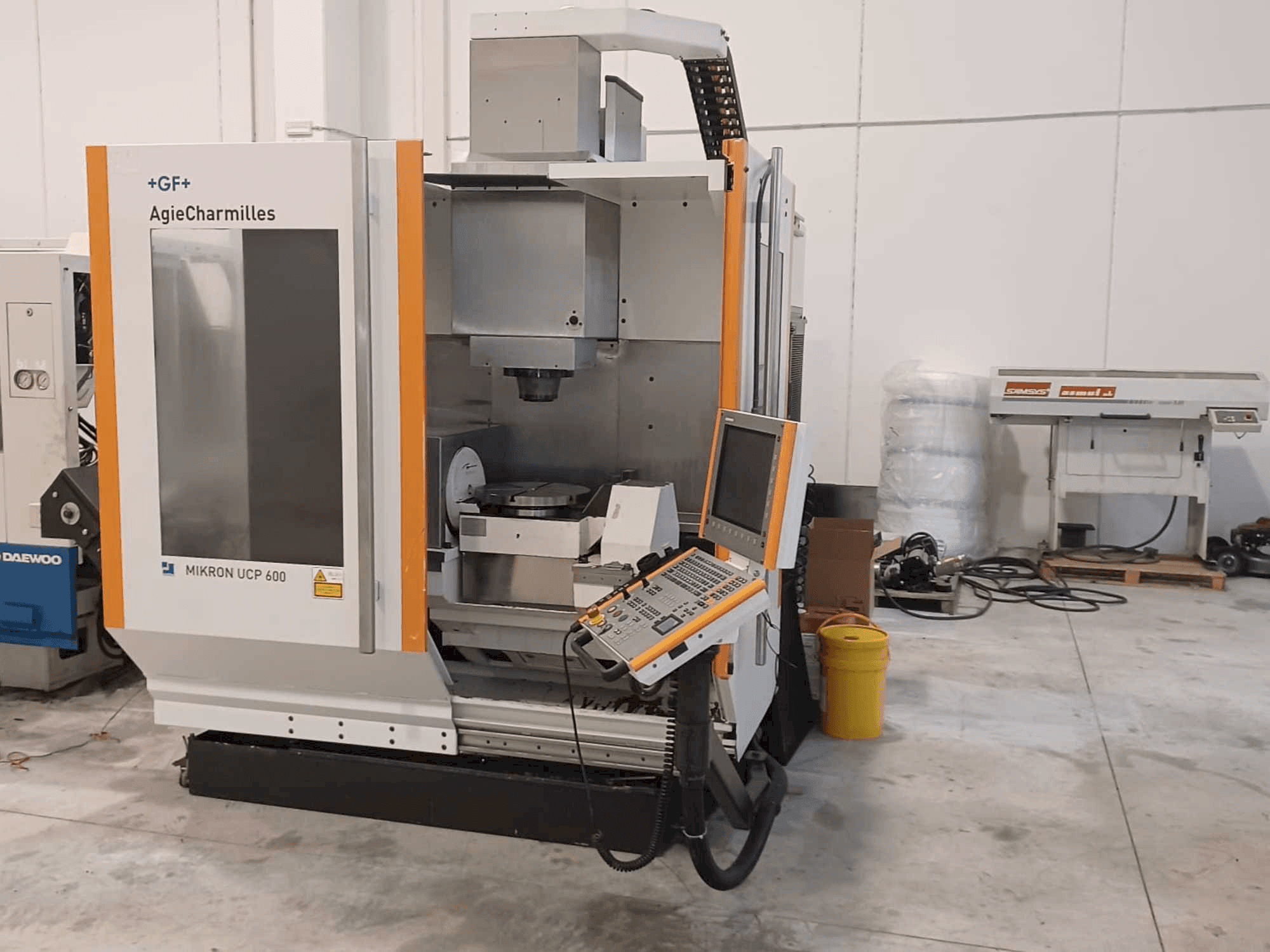 Koneen AgieCharmilles Mikron UCP 600 etunäkymä