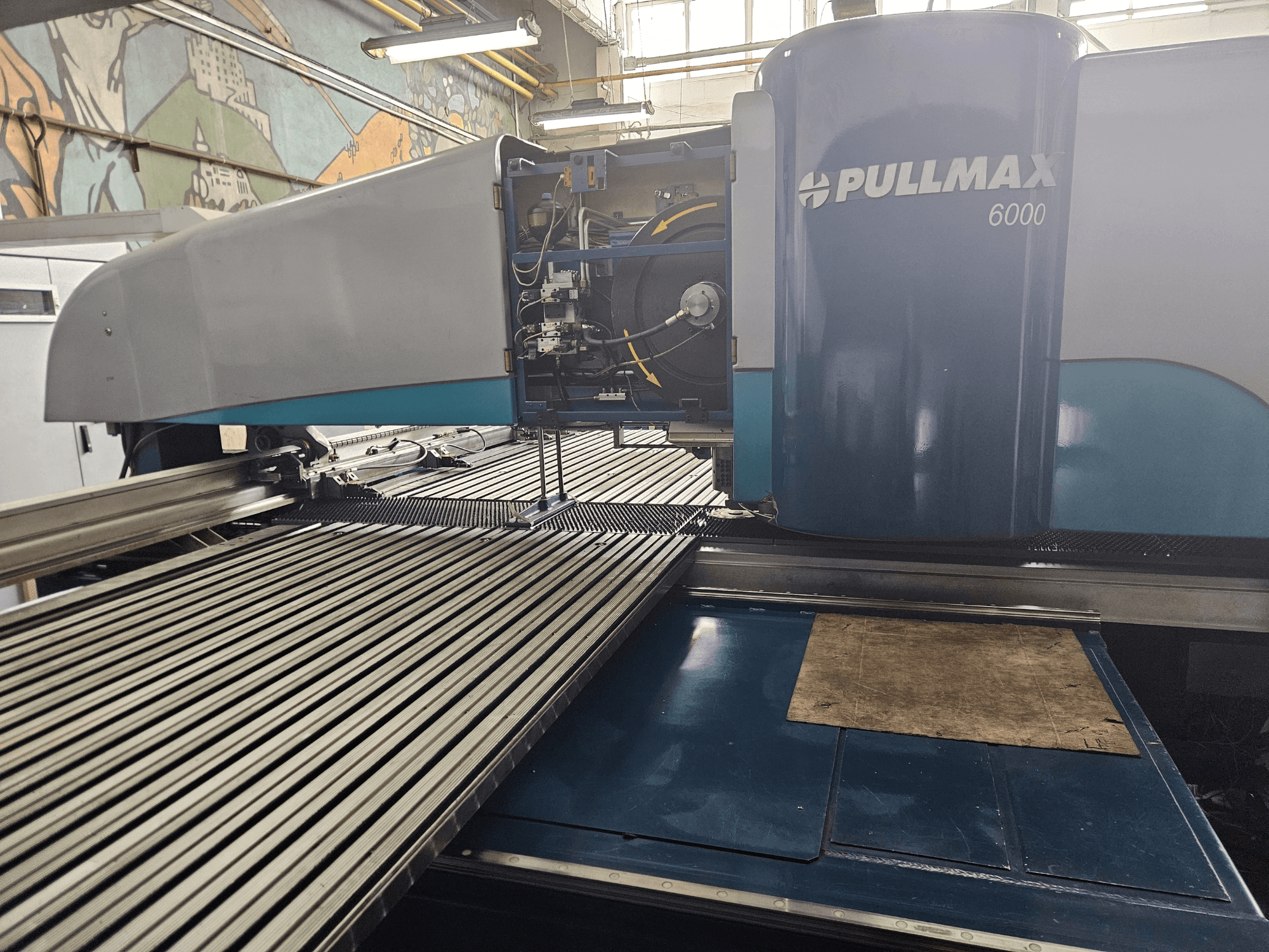 Etukuva Pullmax 6000 CNC-lyöntikoneesta, jossa on tyylikäs muotoilu, käyttöpaneeli ja metallinen työtaso.