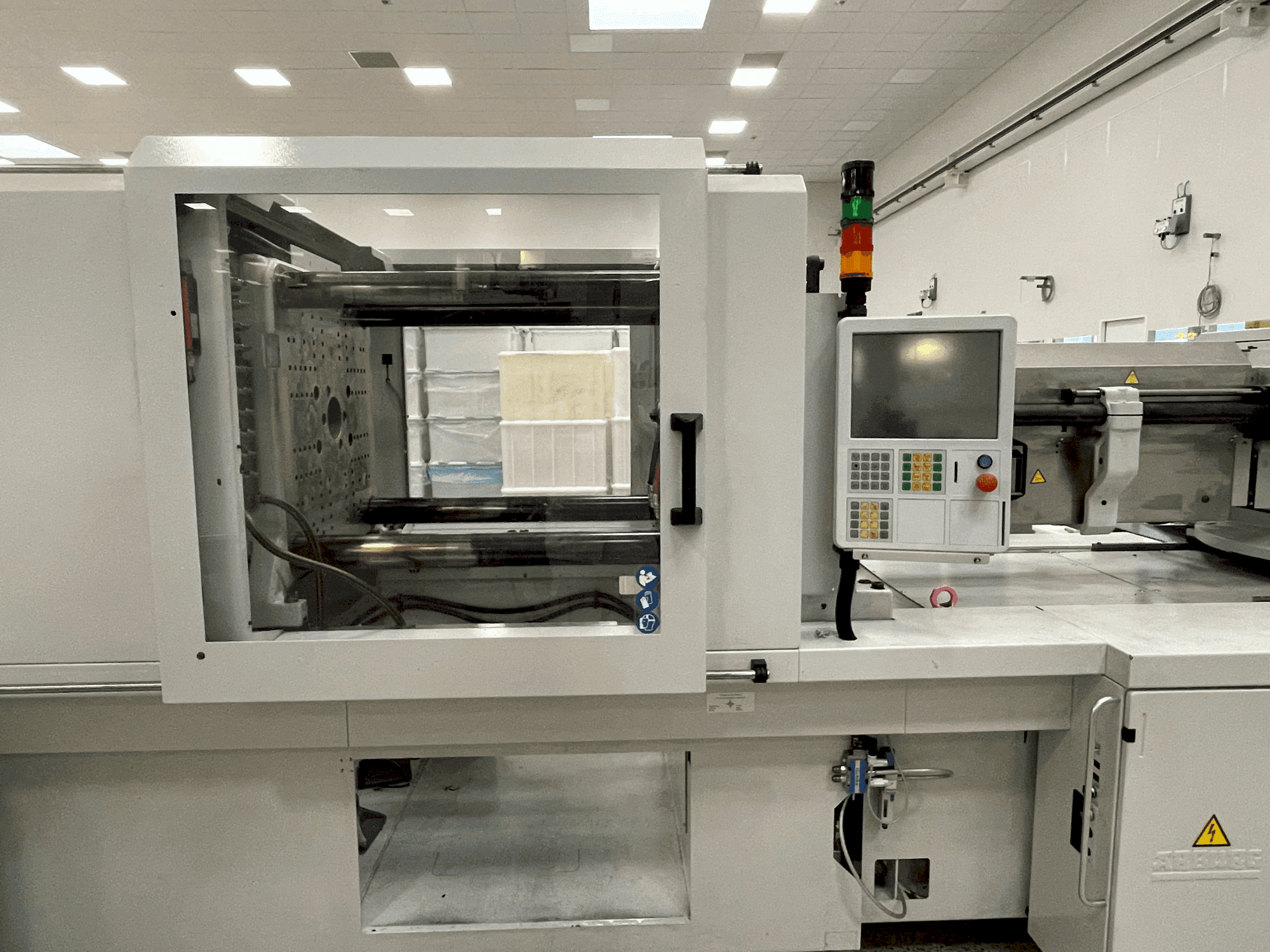 Koneen Arburg Allrounder 570 H 2000-1300 etunäkymä