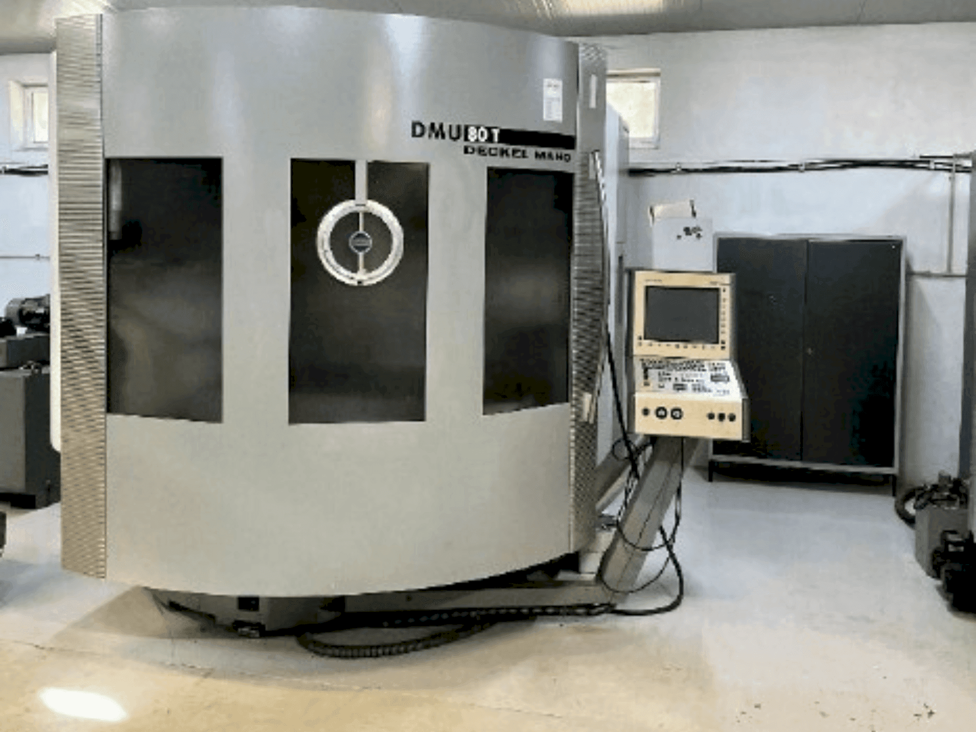 Koneen DMG DECKEL MAHO DMU 80T etunäkymä