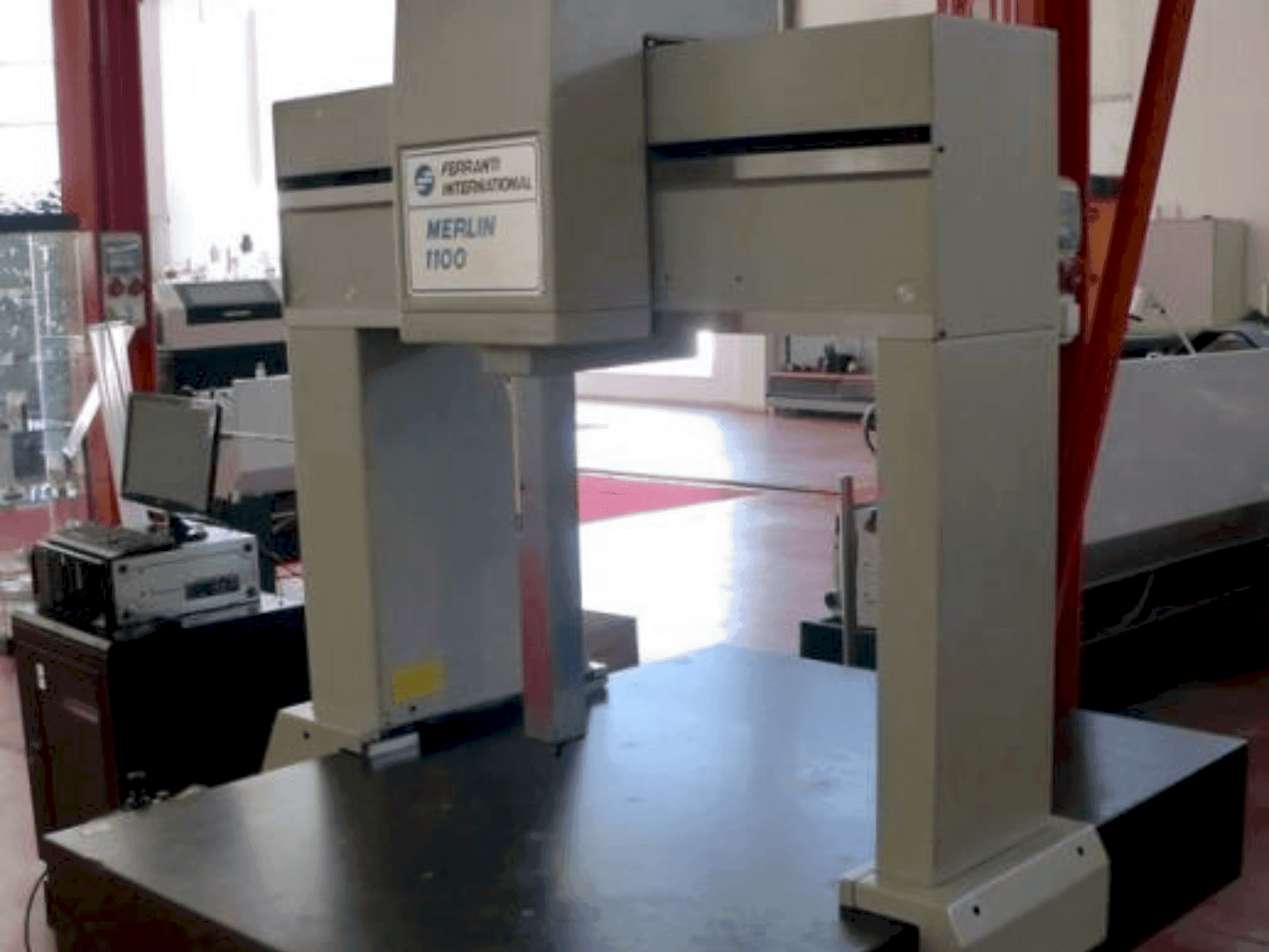Koneen FERRANTI INTERNATIONAL MERLIN 1100 etunäkymä